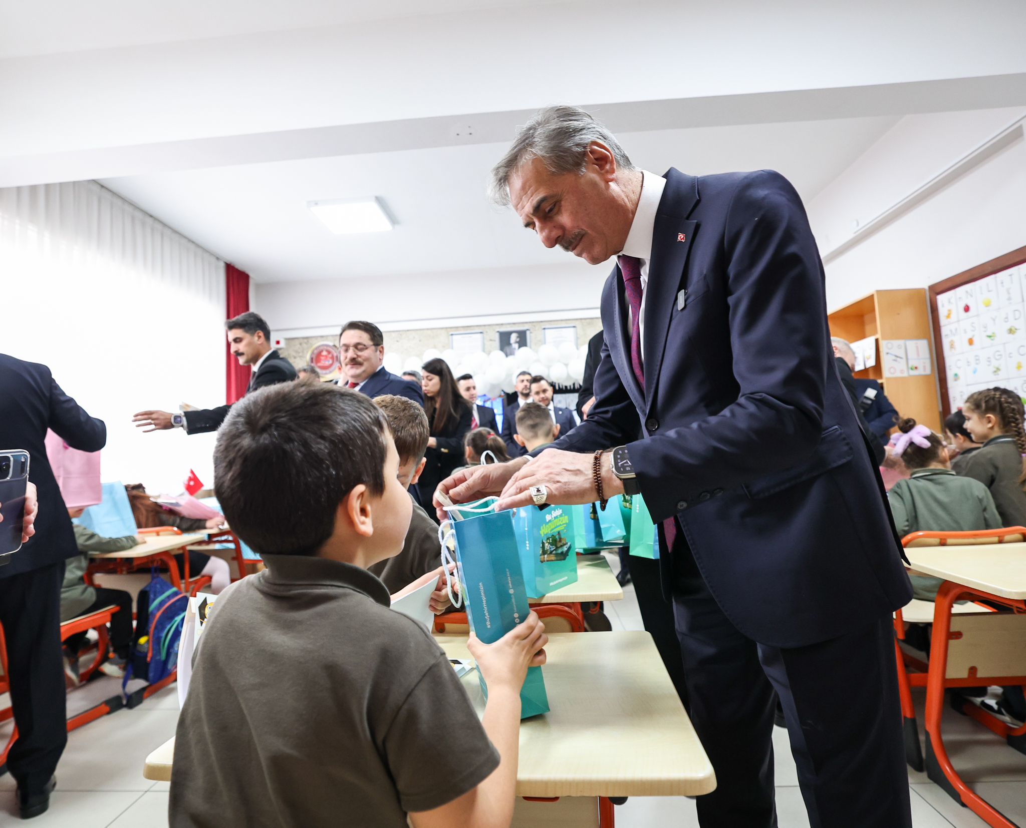 Yusuf Alemdar çocukların karne sevincini paylaştı: “Geleceğe doğru attığınız her adımda yanınızda biz olacağız”