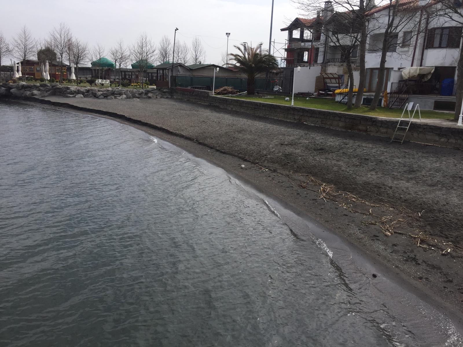 Göl çevresinden 10 poşet çöp toplandı