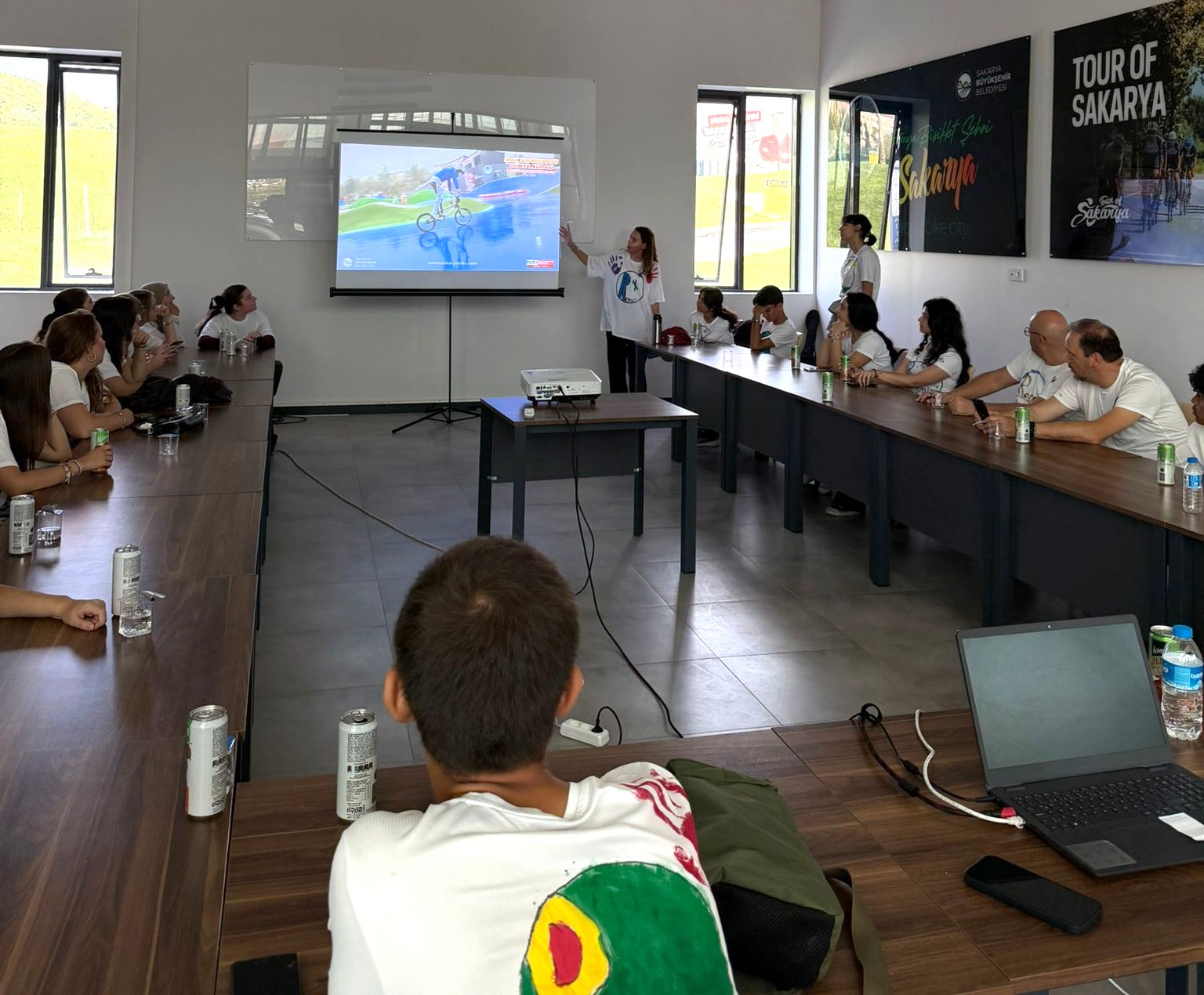 Misafir gençler Sakarya’da ‘yeşil gelecek’ için pedal çevirdi