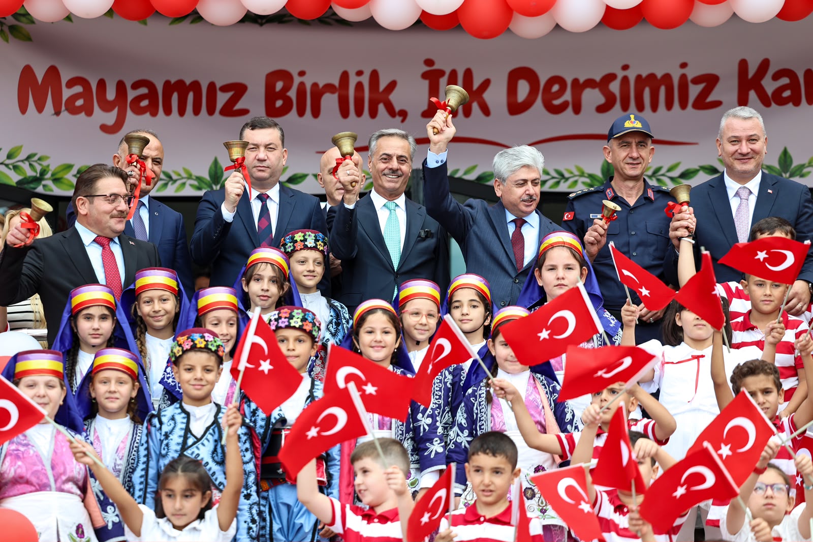 Alemdar, “Evlatlarımızın ve gençlerimizin her zaman, her alanda yanında olacağız”
