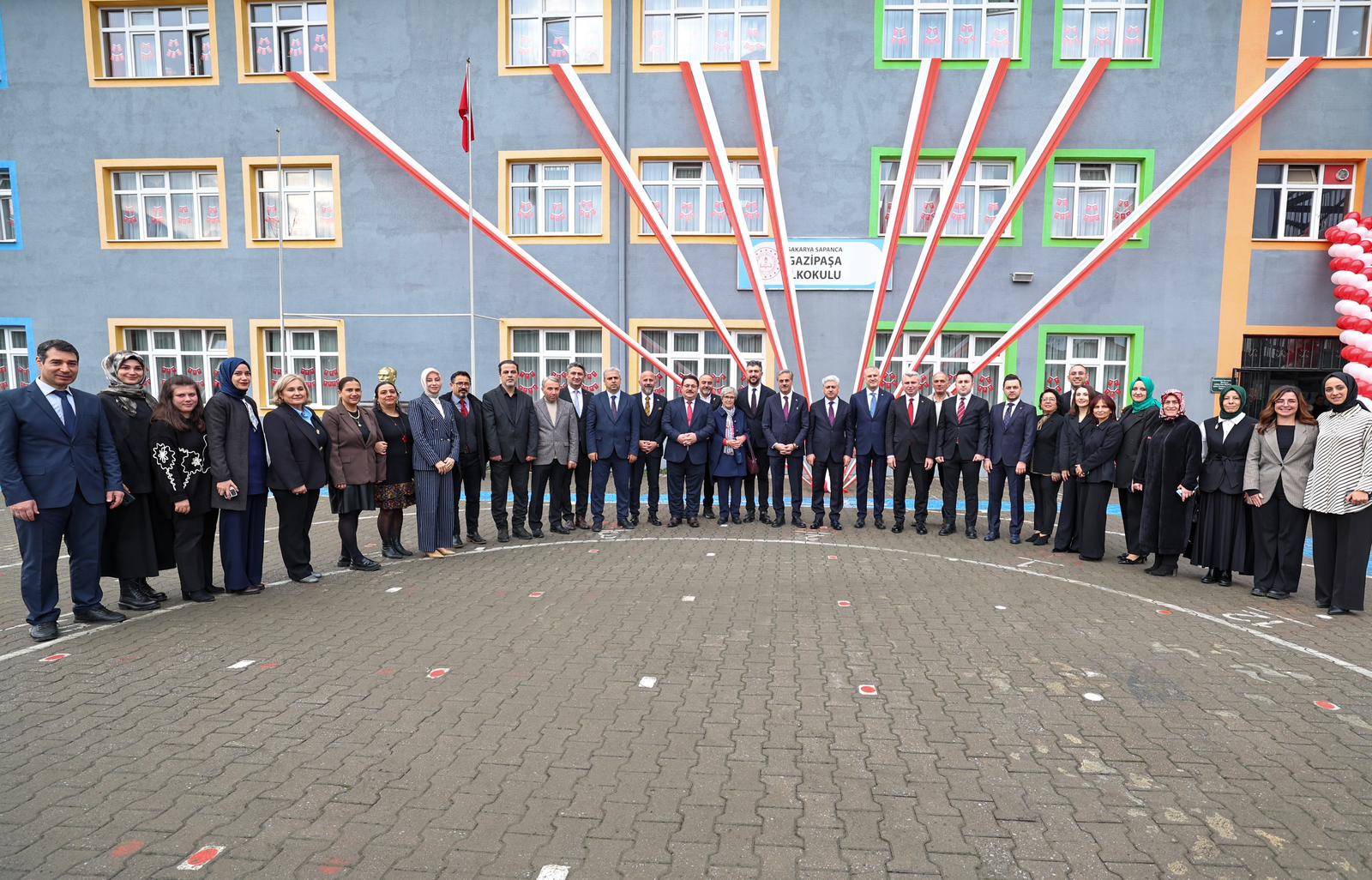 Yusuf Alemdar çocukların karne sevincini paylaştı: “Geleceğe doğru attığınız her adımda yanınızda biz olacağız”