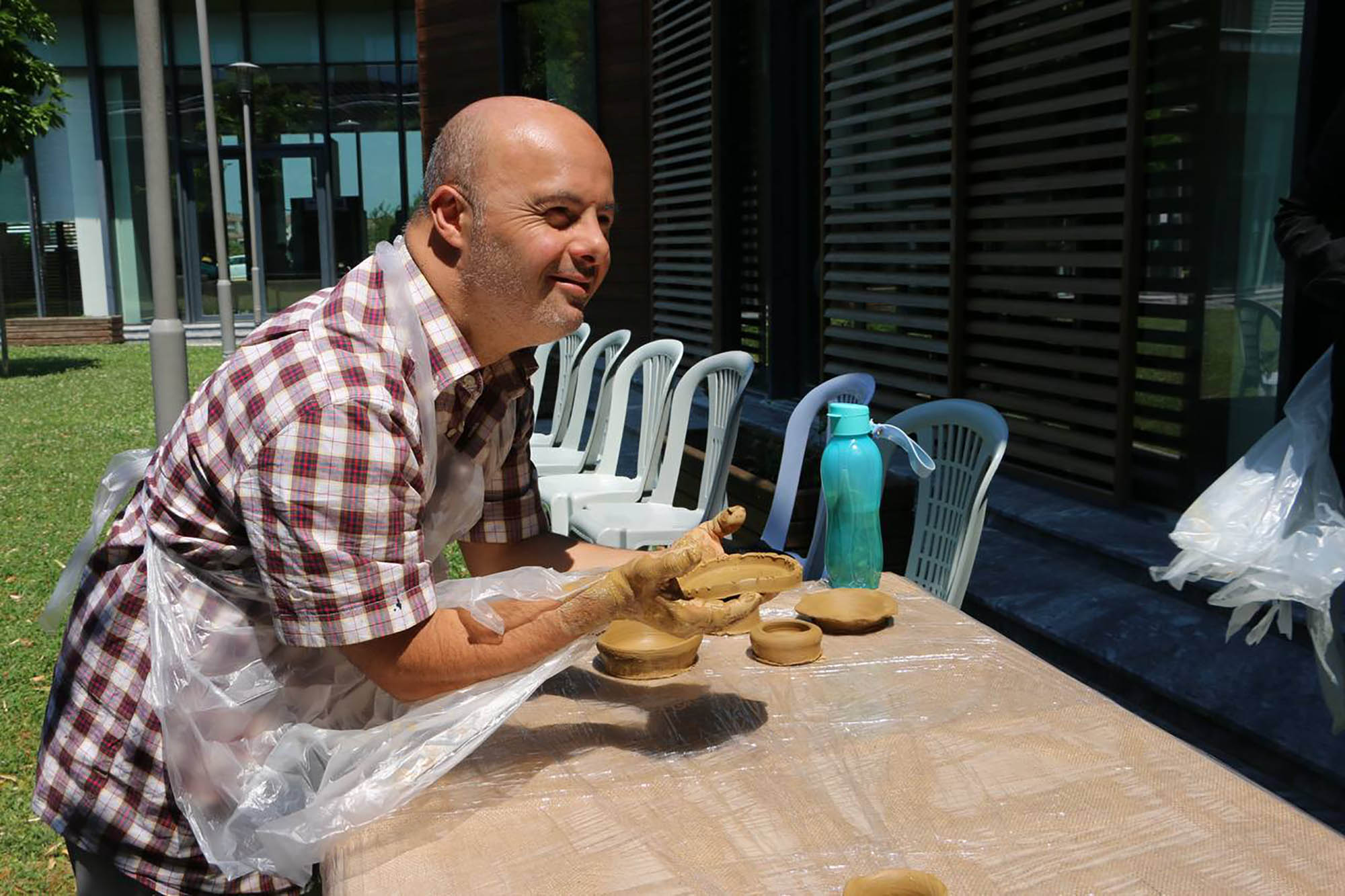 Özel bireyler ve anneleri hobi atölyelerinde el ele