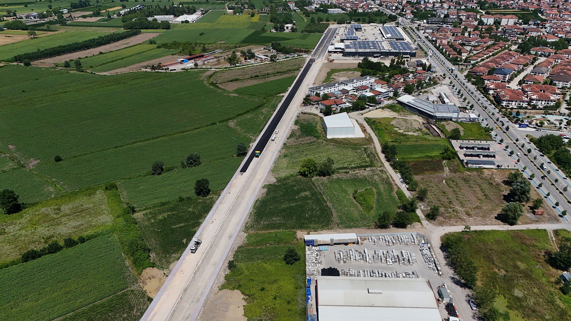 Büyükşehir Yazlık Kavşağı’nın trafik yükünü alacak duble yolda asfalt çalışmasına başladı