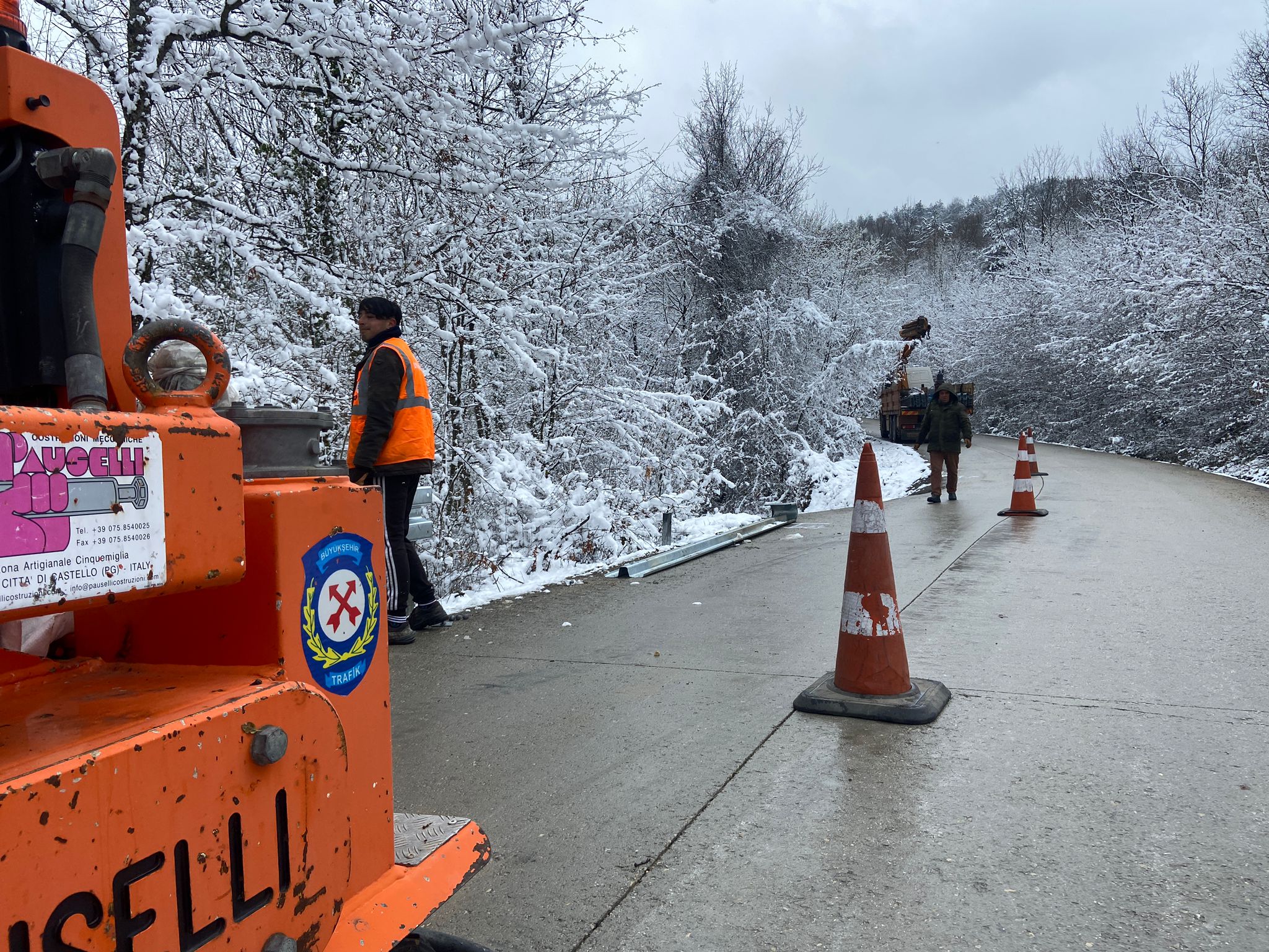 Büyükşehir’den şehrin kuzeyindeki 10 mahalleye güvenli sürüş için çelik bariyer montajı