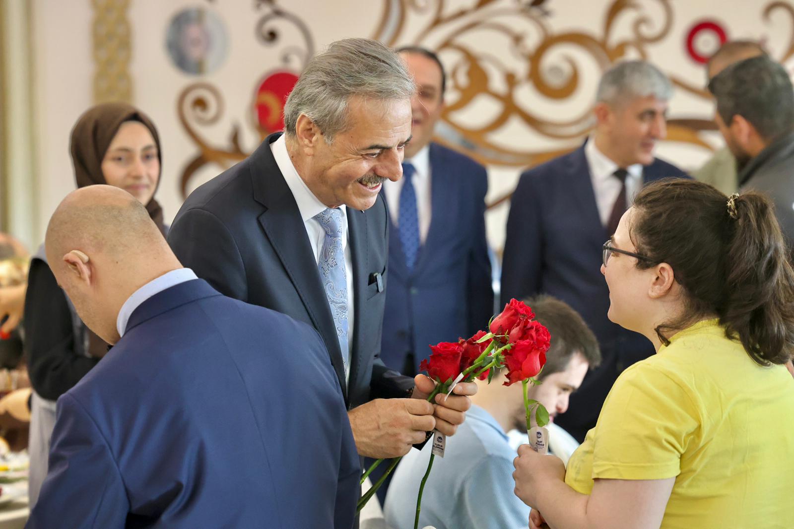 “Anne sadece evlat büyüten değil, geleceğin temellerini atan güçlü bir rehberdir”