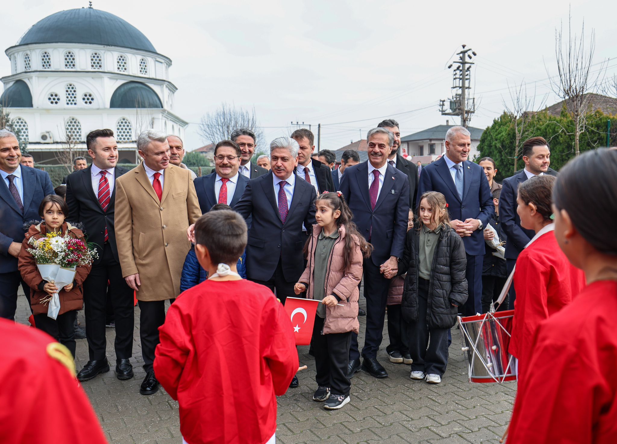 Yusuf Alemdar çocukların karne sevincini paylaştı: “Geleceğe doğru attığınız her adımda yanınızda biz olacağız”