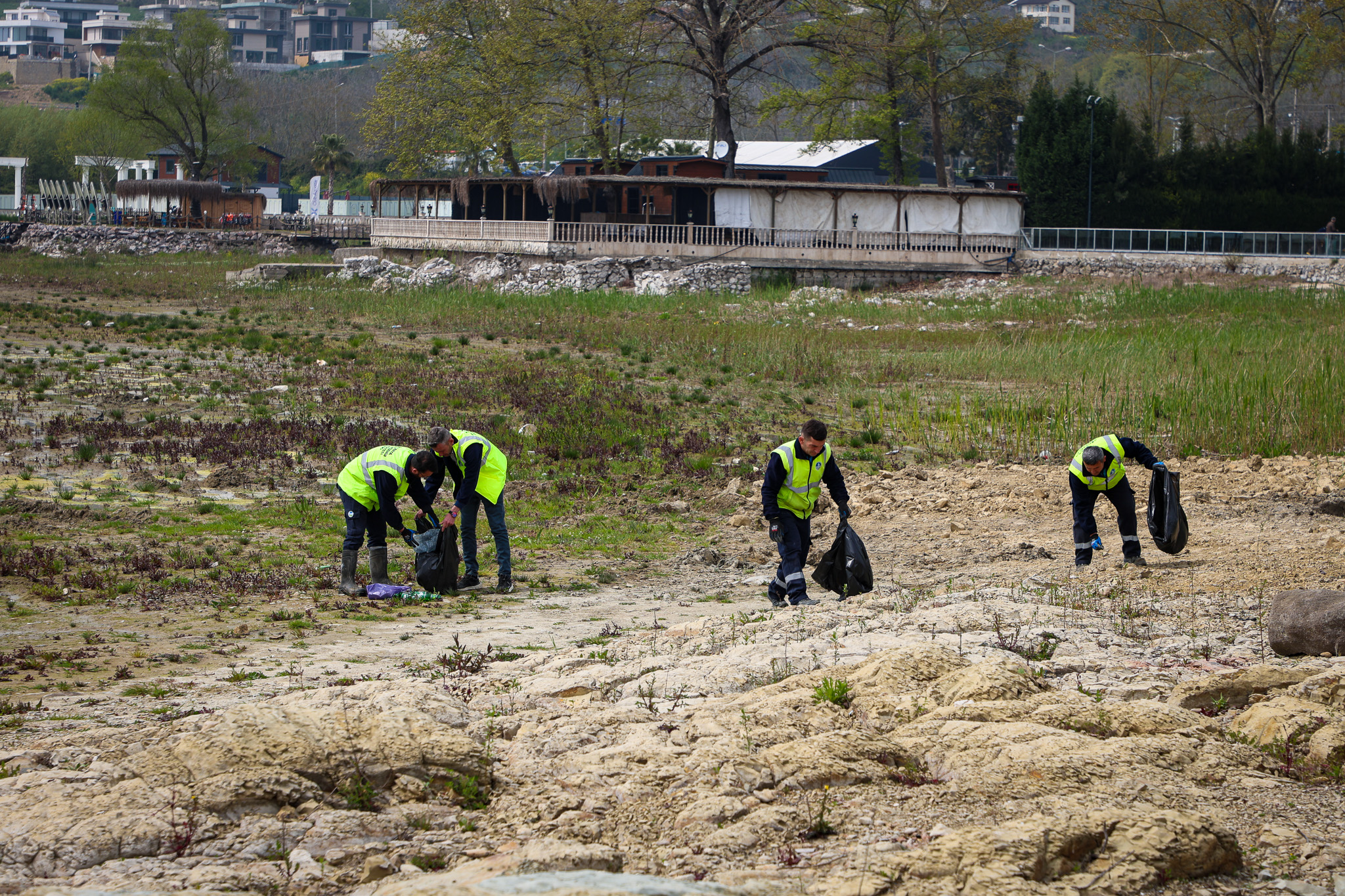 Sapanca Gölü’nün her bir karışı Büyükşehir’in takibinde: Tonlarca atık topladılar…