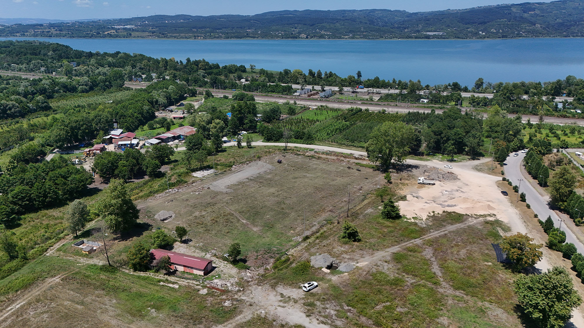 Büyükşehir, Sapanca ve Arifiye’deki iki futbol sahasını FIFA standartlarında yeniliyor