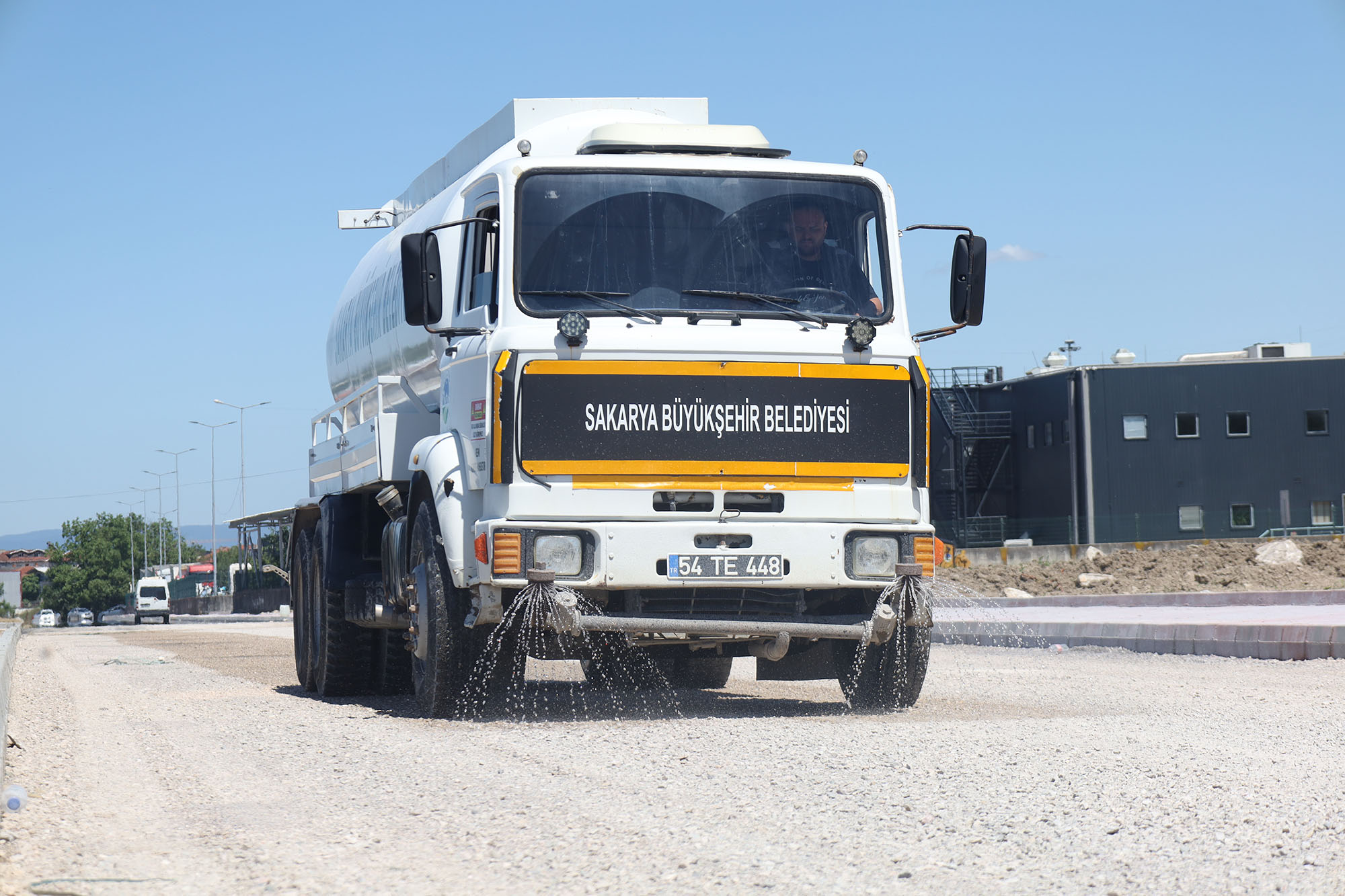 Büyükşehir Yazlık Kavşağı’nın trafik yükünü alacak duble yolda asfalt çalışmasına başladı