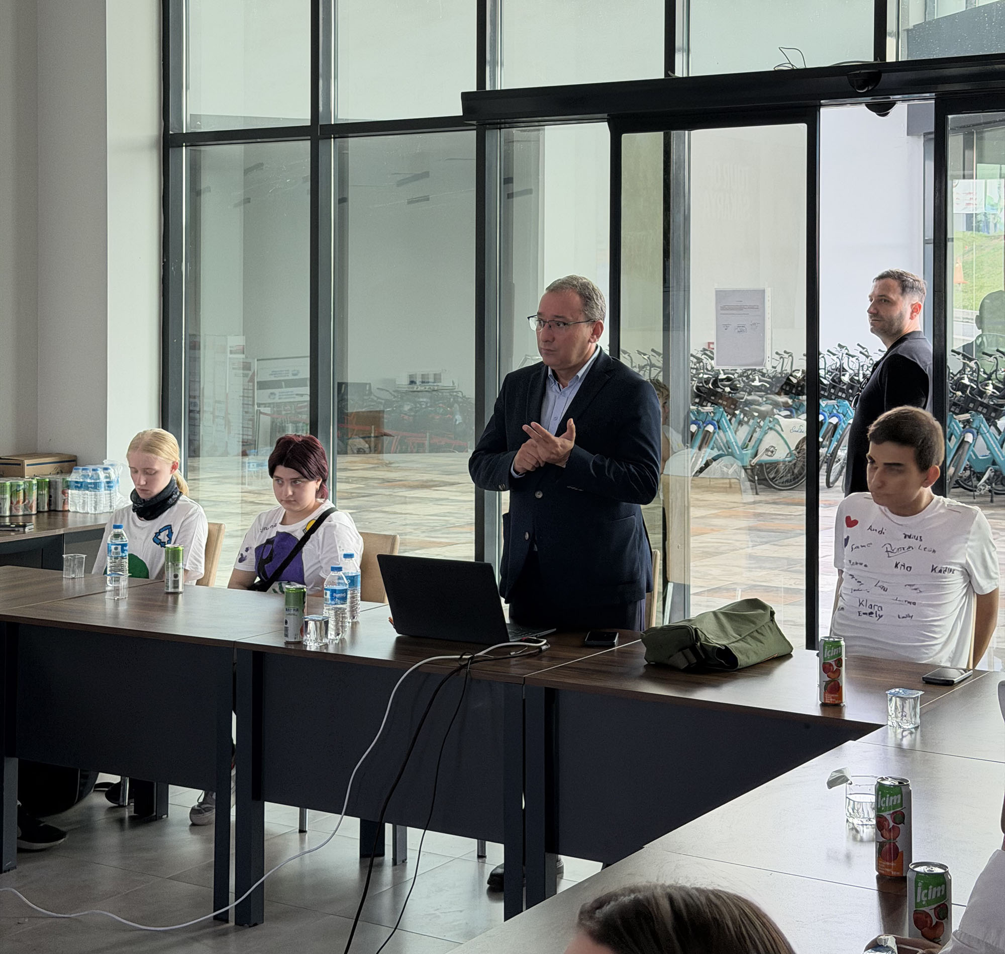 Misafir gençler Sakarya’da ‘yeşil gelecek’ için pedal çevirdi