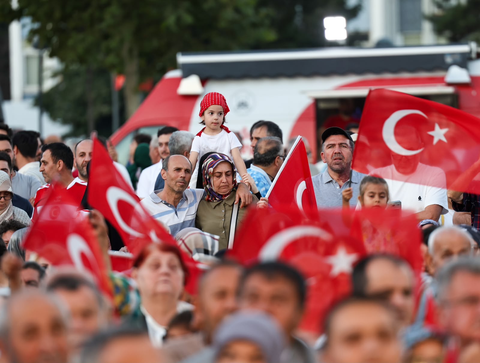 “Milletimiz uğruna can verilen vatanı darbecilere teslim etmedi, hiçbir zaman etmeyecek”