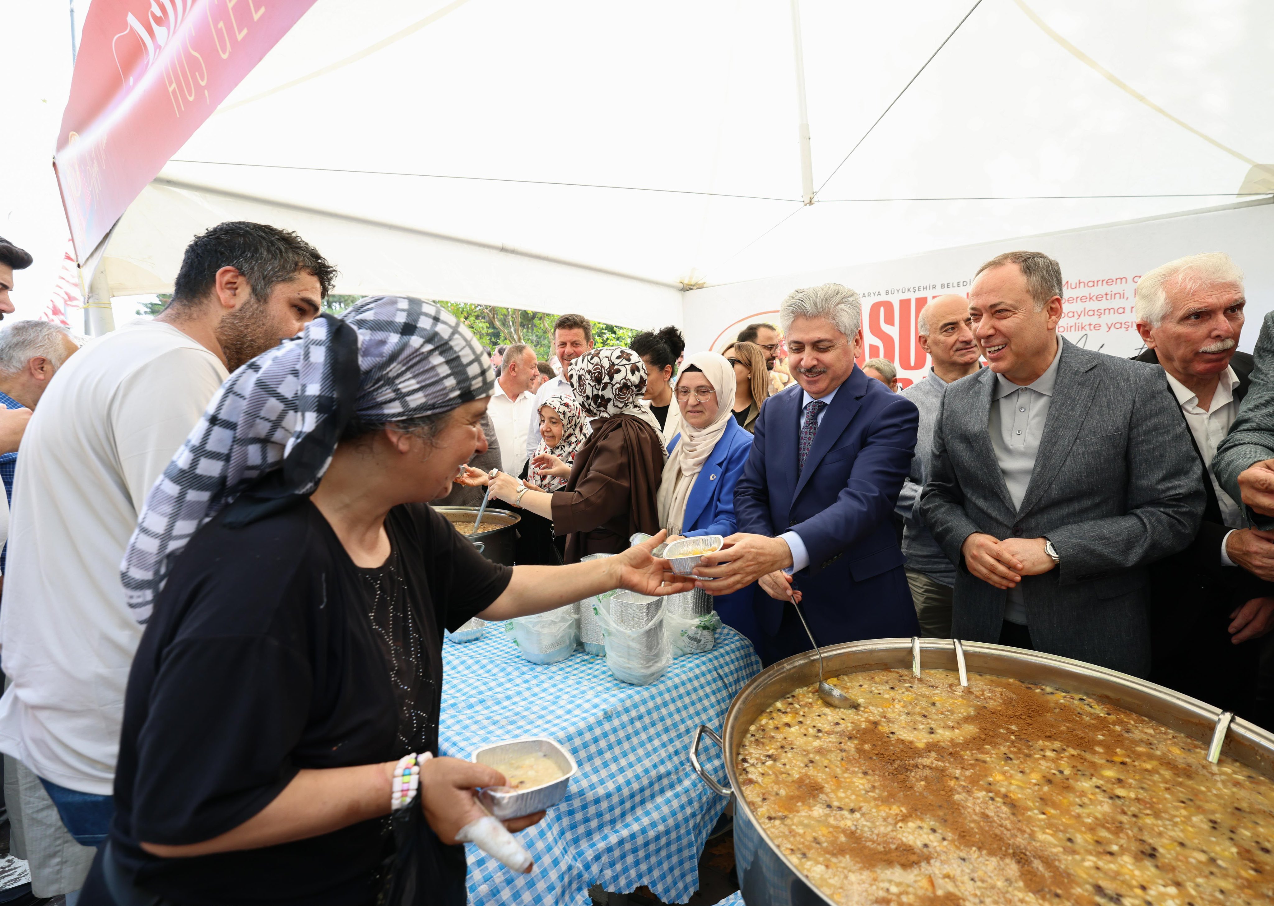 Muharrem ayının bereketi Büyükşehir’in aşure ikramıyla paylaşıldı