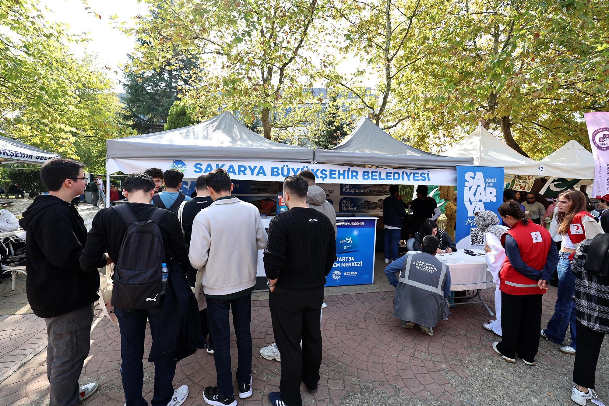 Üniversitede Büyükşehir rüzgârı: İkramlar, hediyeler… 