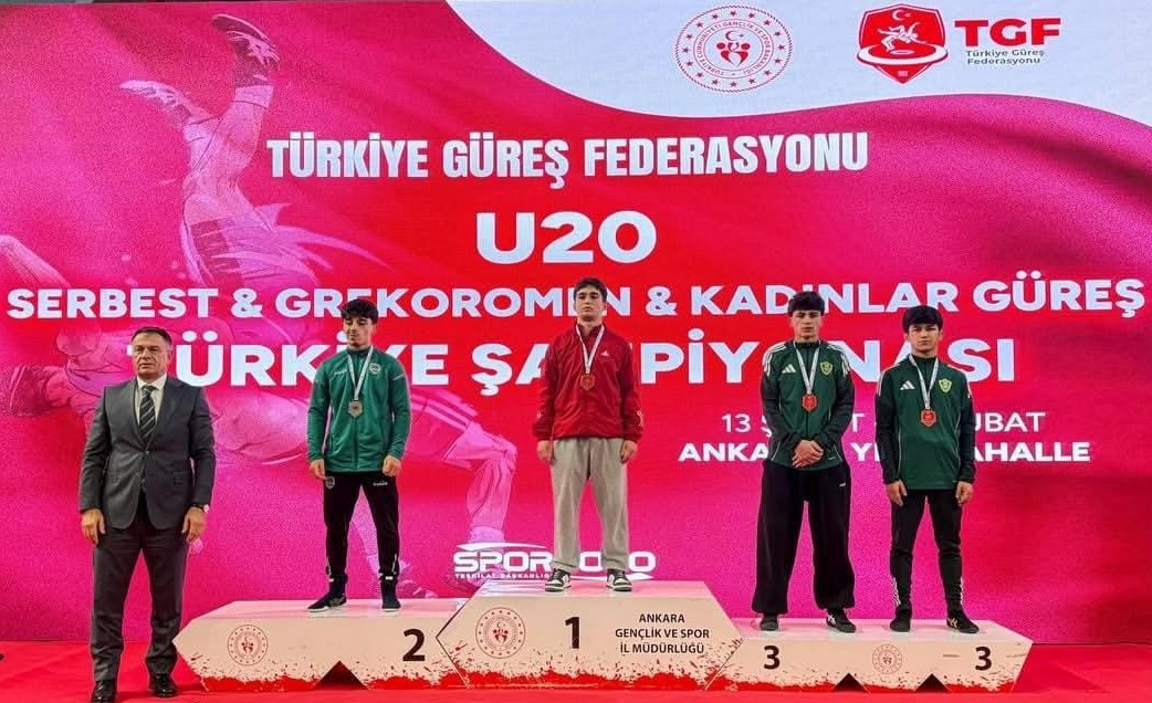 Büyükşehirli güreşçilerden Ankara’da madalya yağmuru