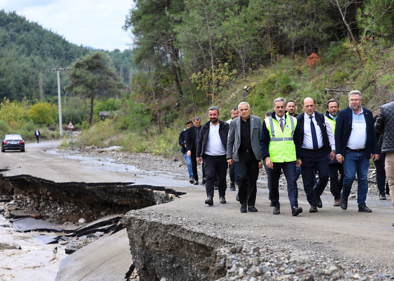 Başkan Alemdar afet mesaisi için Geyve’de: “Tahribatı ortadan kaldırmak için aralıksız mesai harcıyoruz” 
