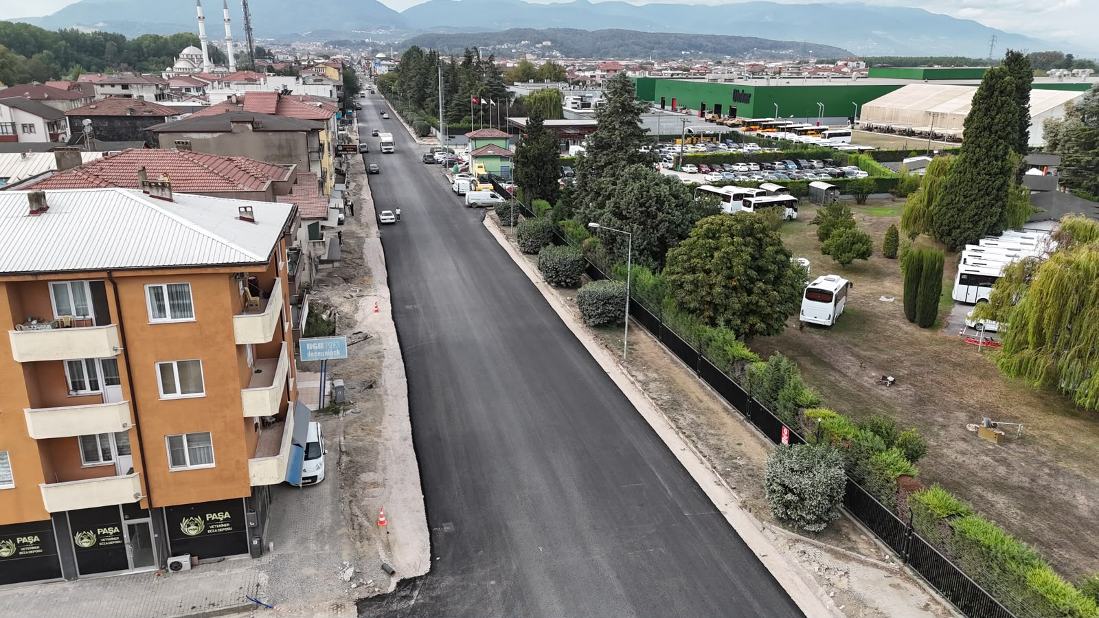 Arifiye Atatürk Caddesi’nde geceden sabaha uzanan asfalt mesaisi: Yepyeni bir görünüme kavuşuyor