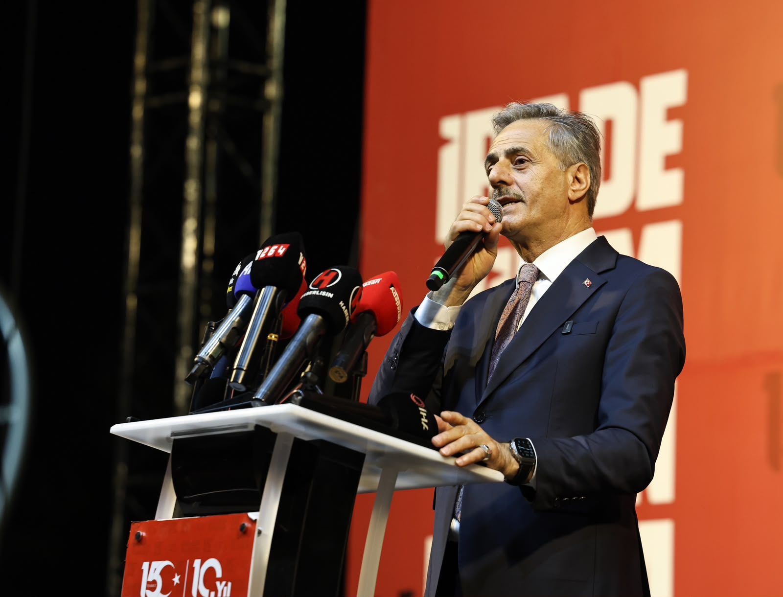 “Milletimiz uğruna can verilen vatanı darbecilere teslim etmedi, hiçbir zaman etmeyecek”