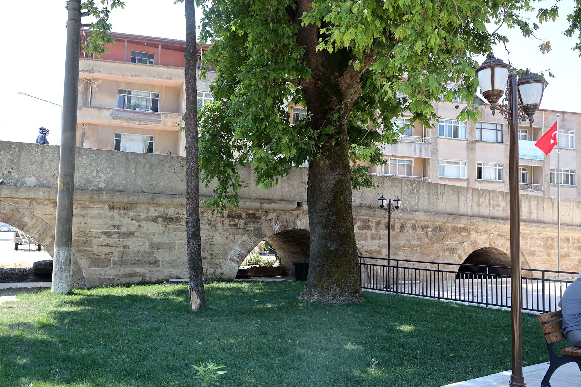 Alifuatpaşa Merkez Camii'nin çevresi yepyeni bir görünüme kavuştu