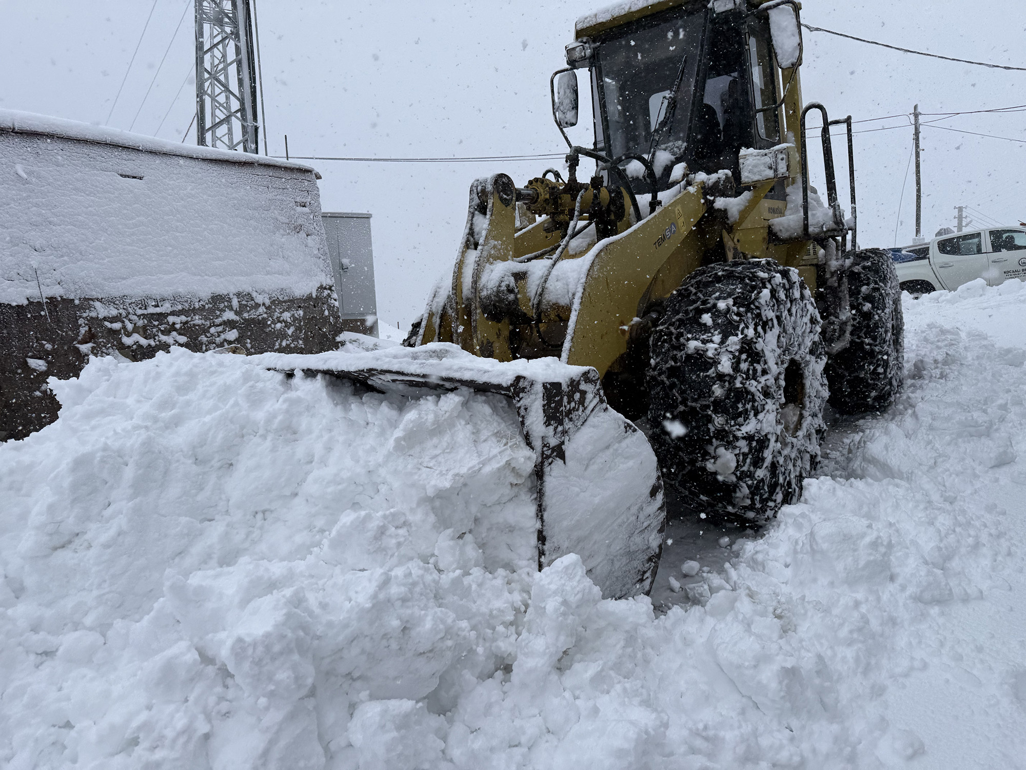 Büyükşehir’in kar mesaisi sonuç verdi: 6 grup yolu ulaşıma açıldı