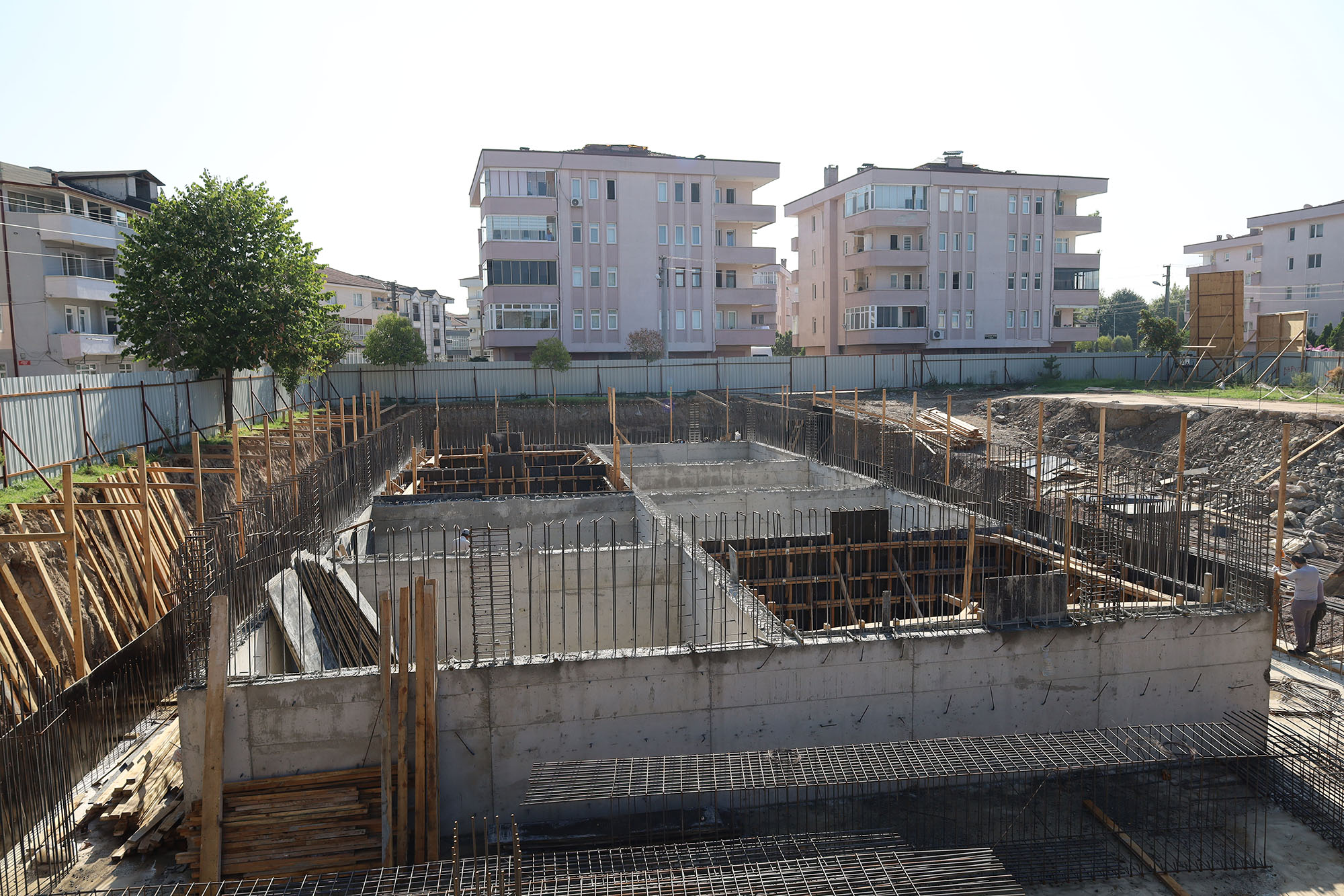 Arifiye’de gençlerin göz bebeği olacak proje yükseliyor: Yüzme havuzu, sanat ve müzik atölyesi, akıl oyunu alanları…