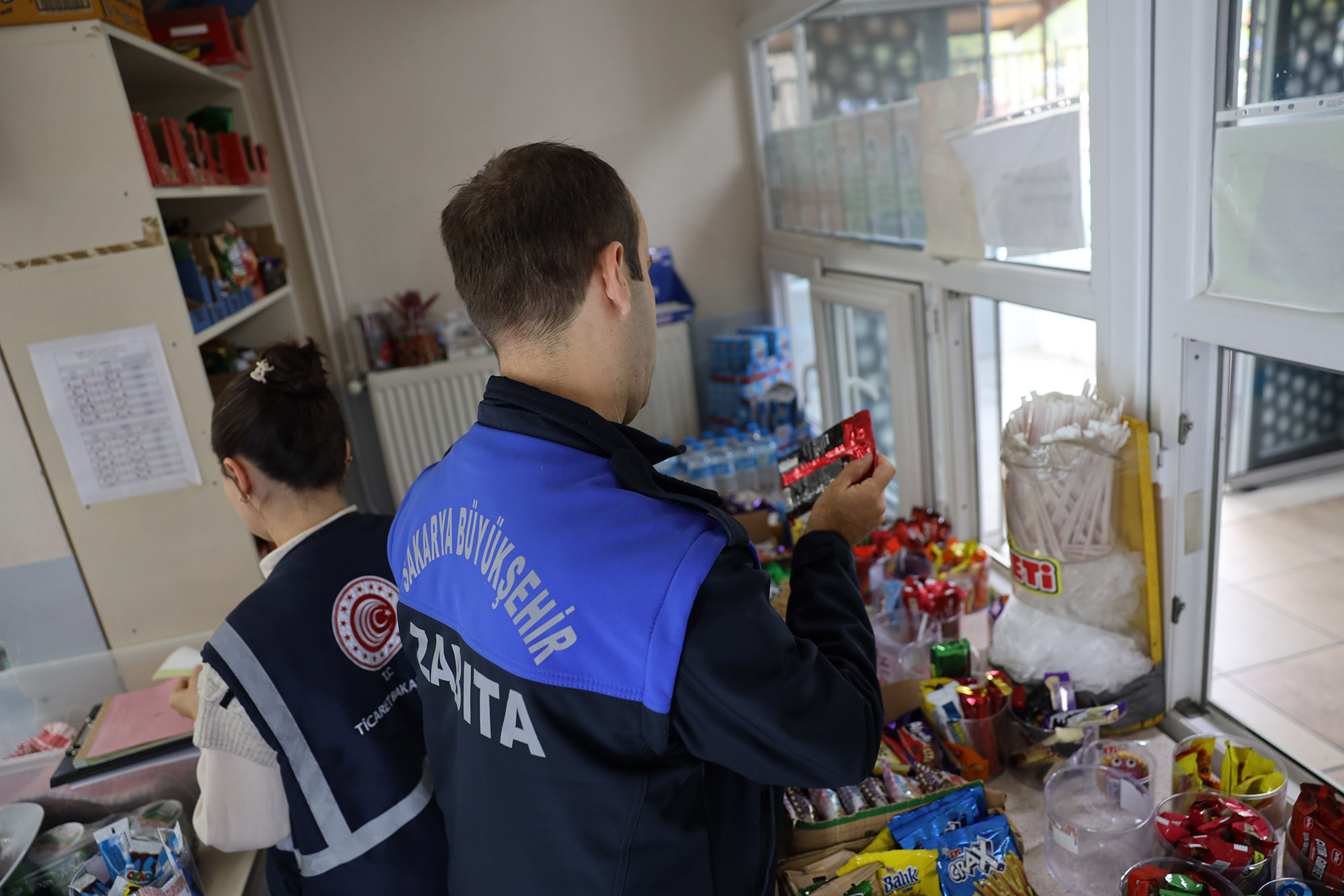 Okul kantinlerine denetim: Çocukların sağlığı için ürünleri tek tek incelediler