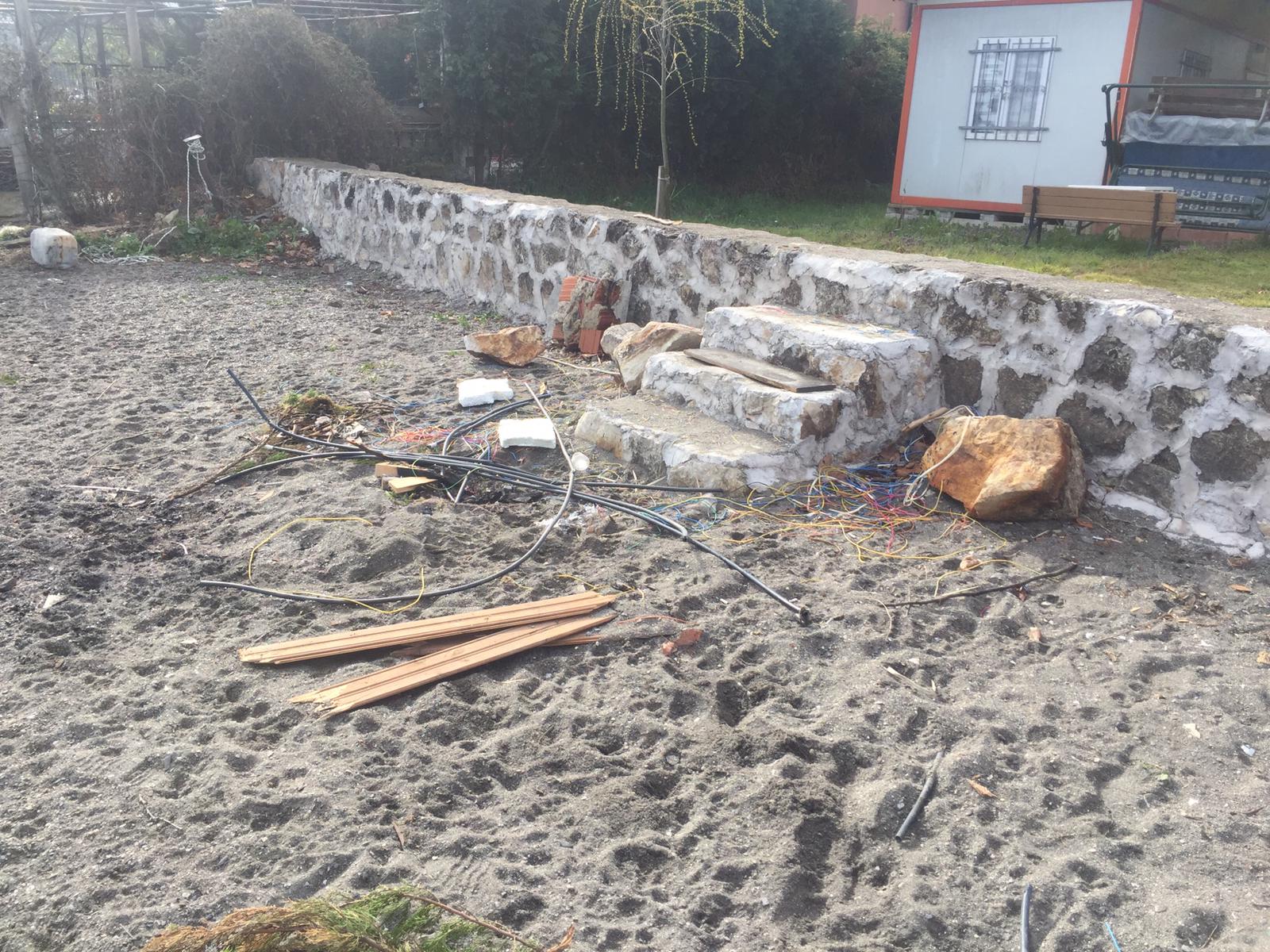 Göl çevresinden 10 poşet çöp toplandı