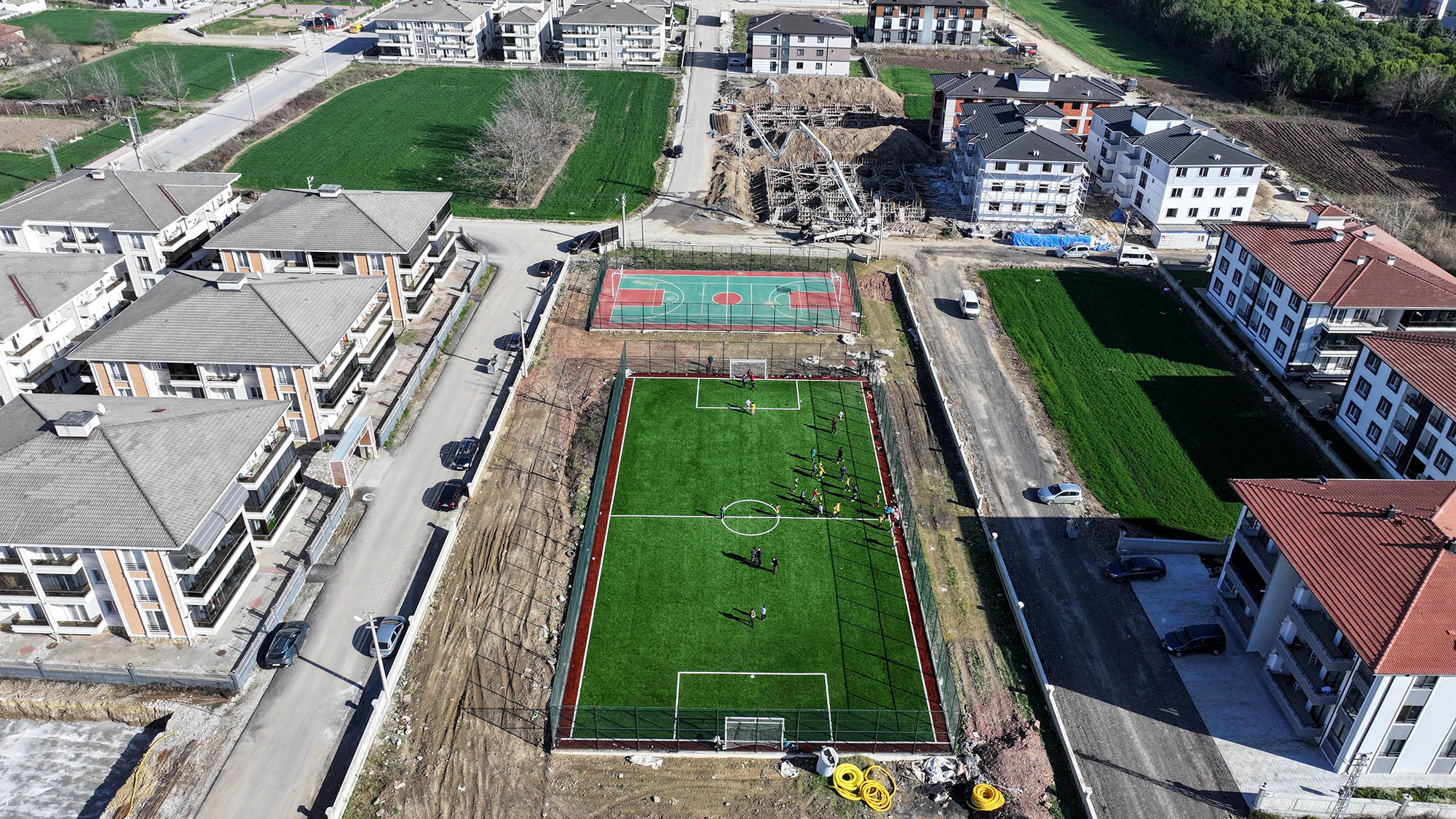 “Gençlerimizin sporla büyüyeceği 10 futbol, basketbol, voleybol sahası hazır”