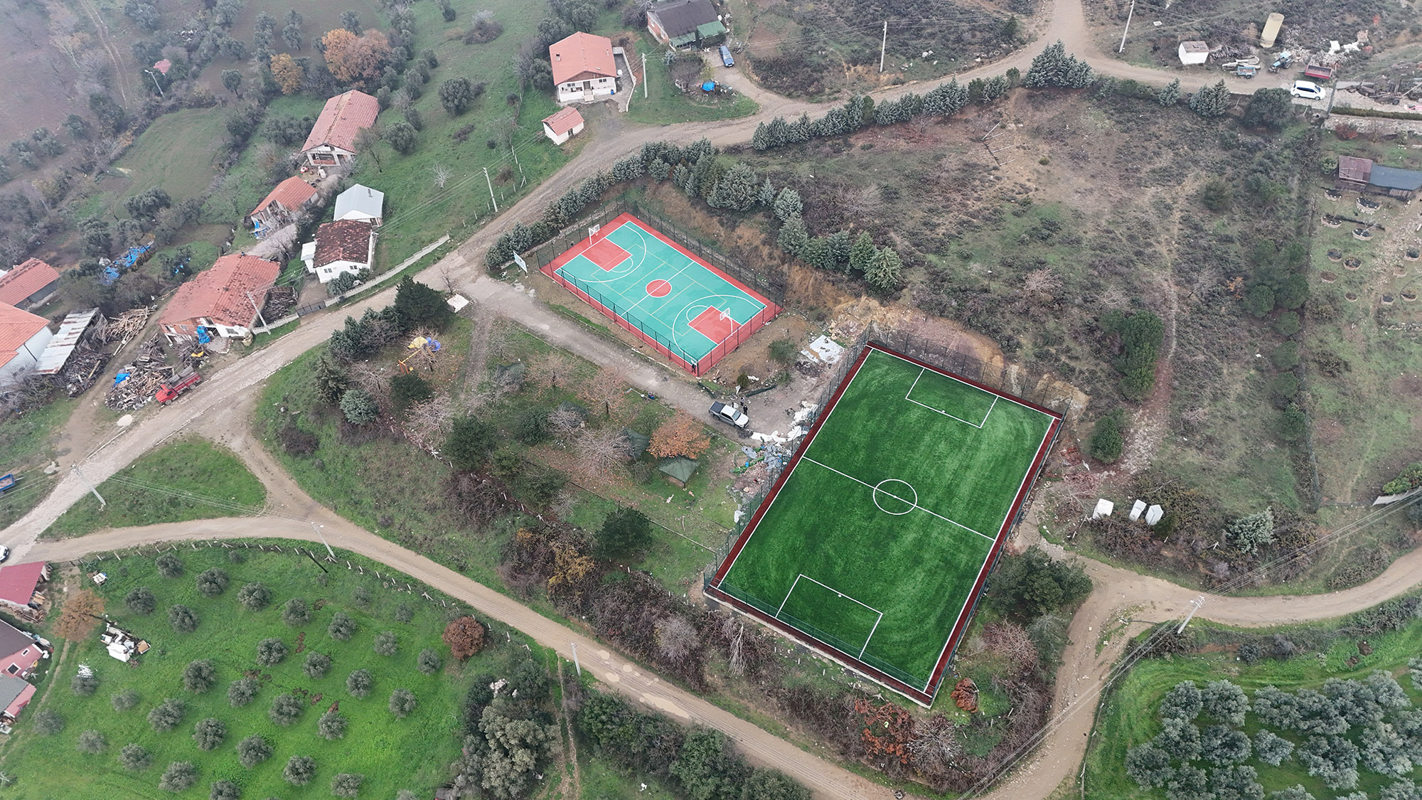 Geyve Bayat ve Eşme’de spor sahaları hizmete gün sayıyor