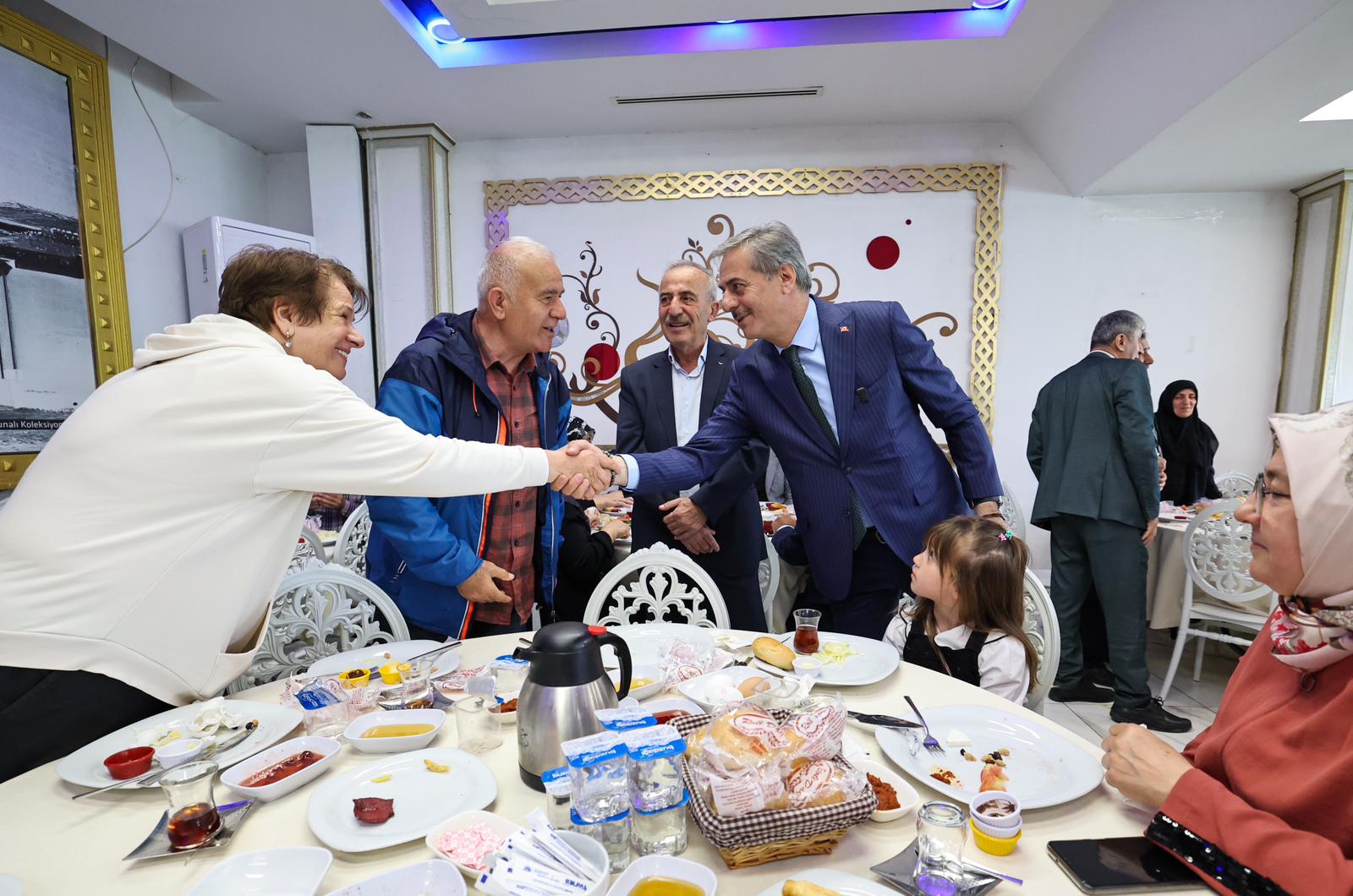 Yusuf Alemdar YADEM sakinleri ve çiftlerle aynı sofrada: “Aile, her şeydir”
