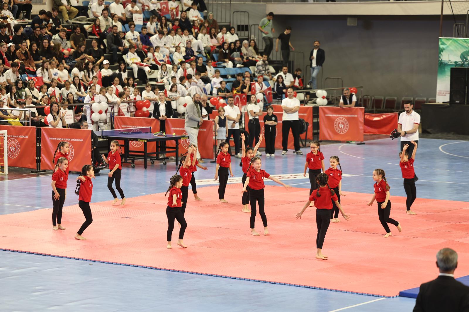 “Gençlerimizin yanında oluyor, onların sporla, sanatla ve eğitimle iç içe büyümesi için gereken desteği sunuyoruz”