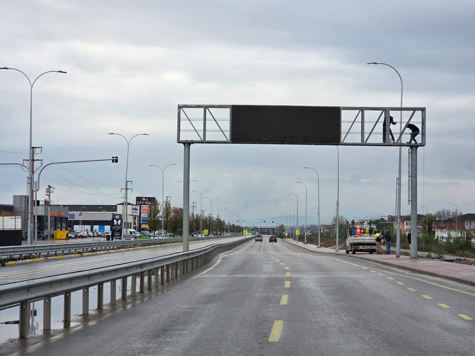 Sürücülere rehber olan dev ekran Karaman Yolu’nda farklı noktaya alındı