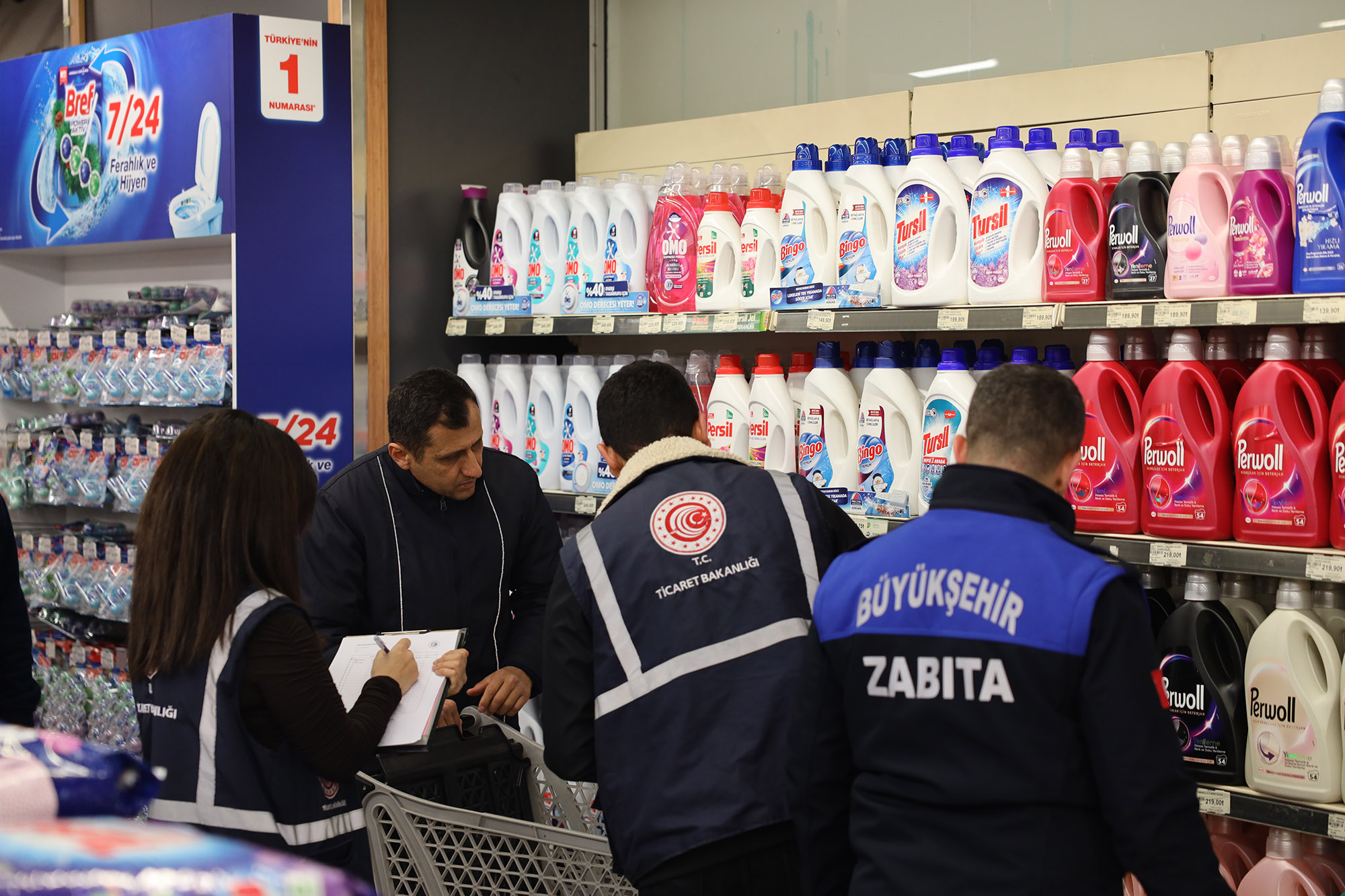 Büyükşehir’den 2026 öncesi fahiş fiyat artışına geçit yok: Sahaya inip marketleri tek tek incelediler