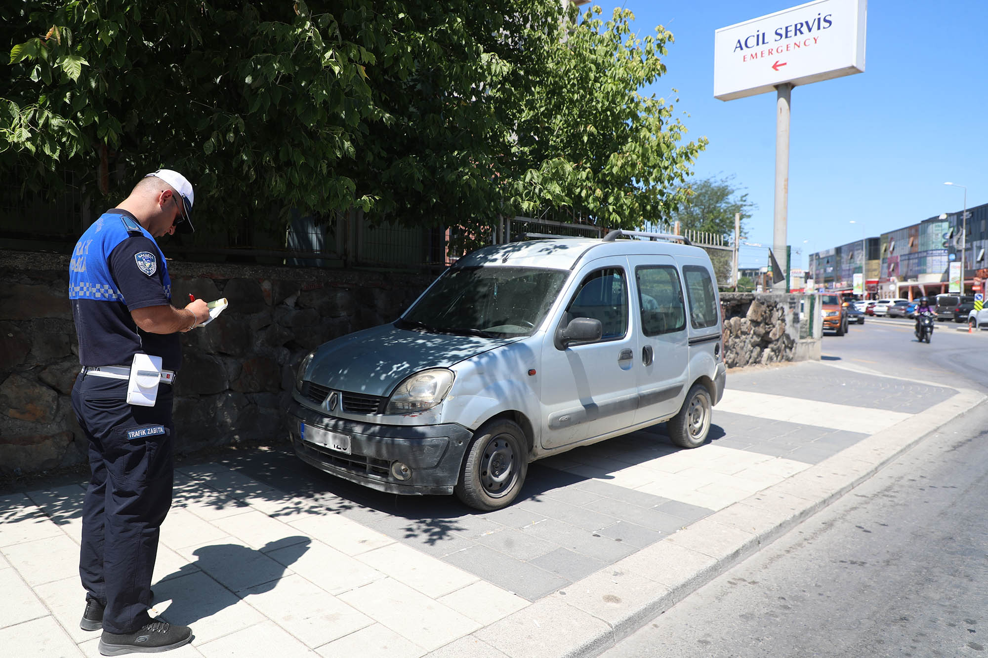 Büyükşehir yayaları zora sokan kaldırım işgalini sıkı takibe aldı