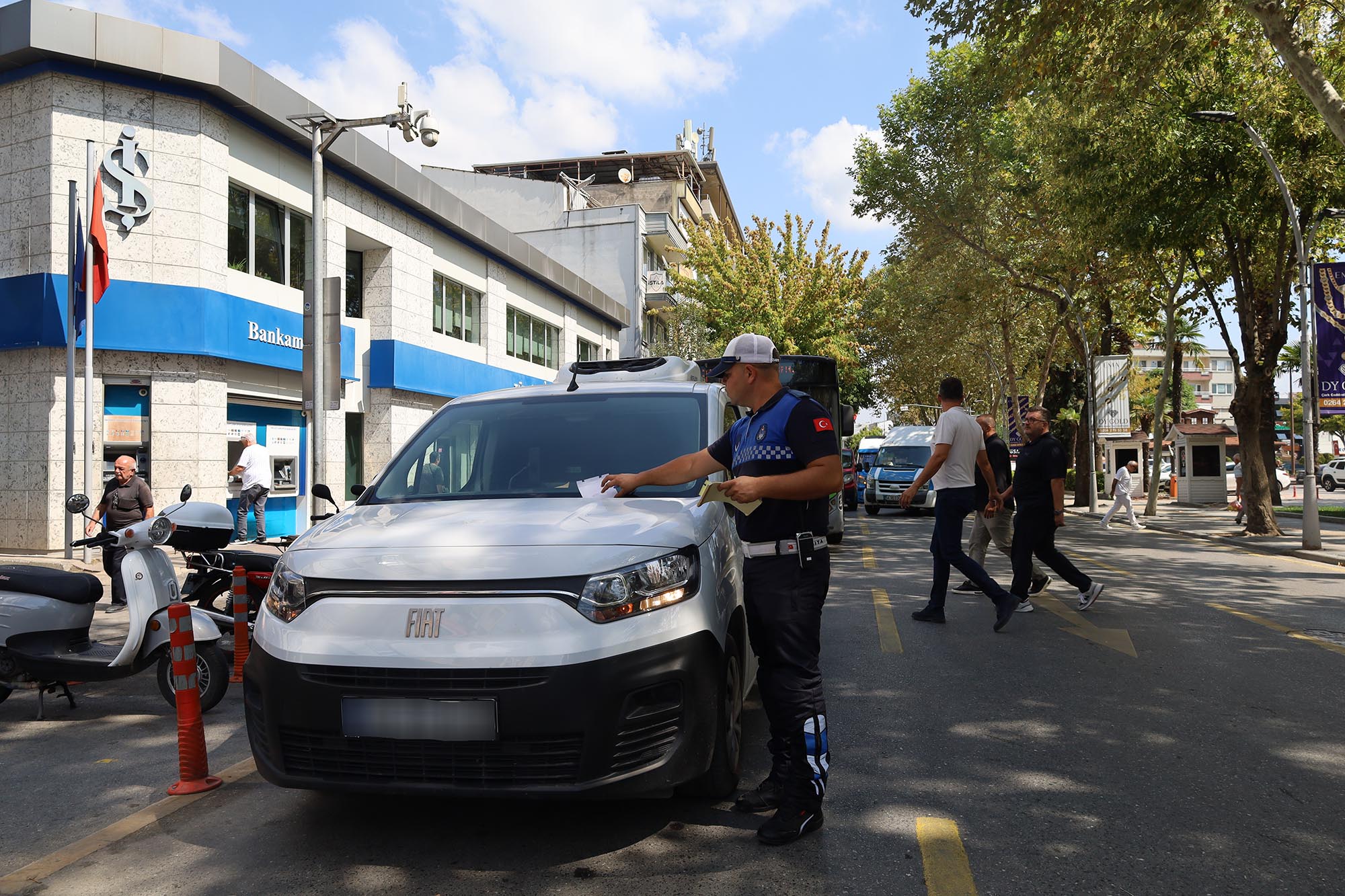 Büyükşehir zabıtası tek tek uyardı: “Yaya geçişleri yayalarındır…”