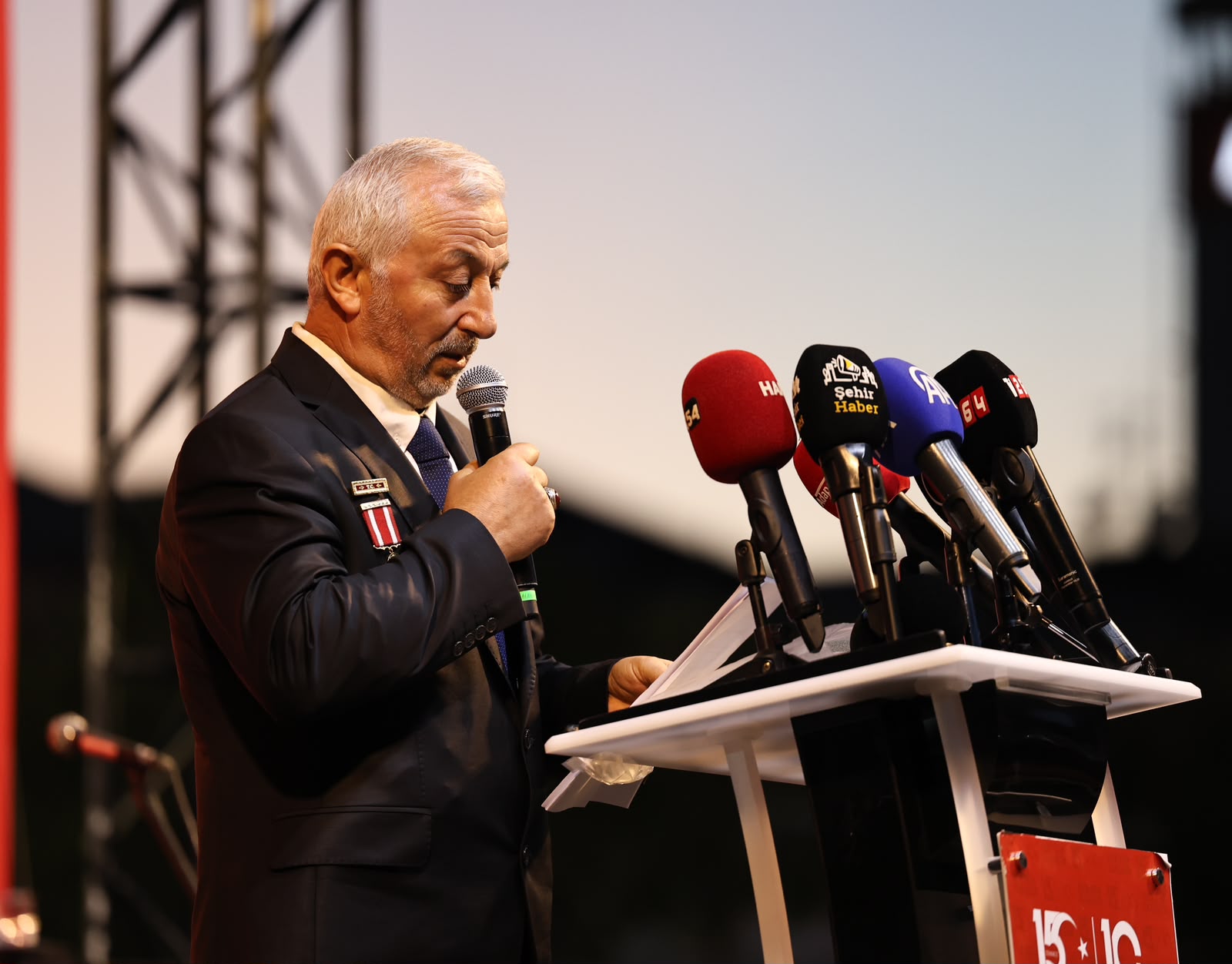“Milletimiz uğruna can verilen vatanı darbecilere teslim etmedi, hiçbir zaman etmeyecek”