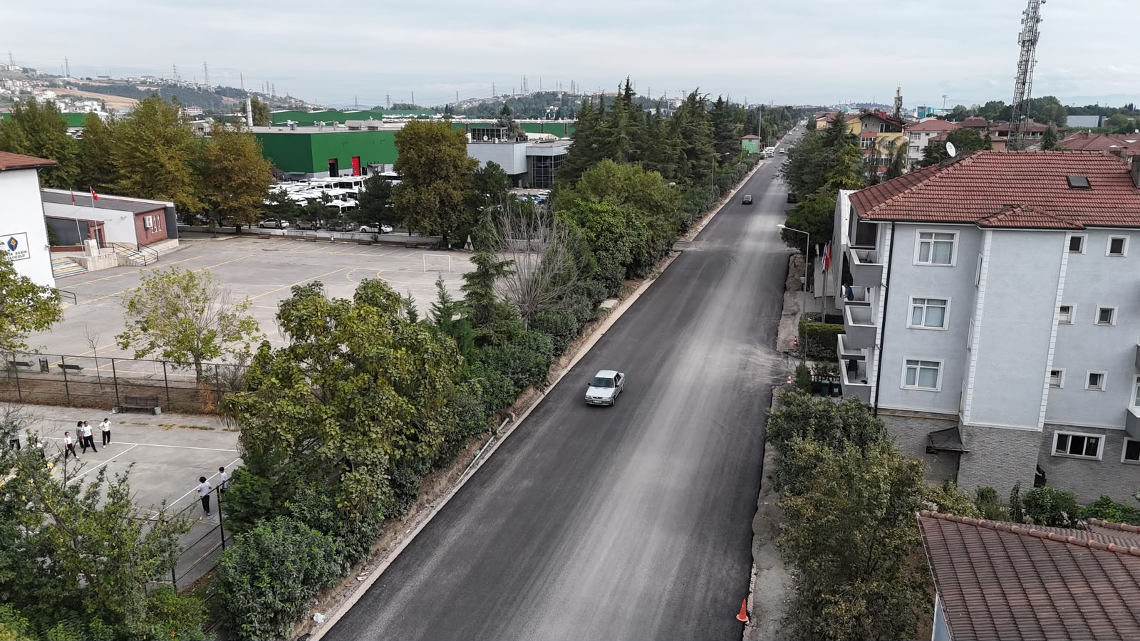 Arifiye Atatürk Caddesi’nde geceden sabaha uzanan asfalt mesaisi: Yepyeni bir görünüme kavuşuyor