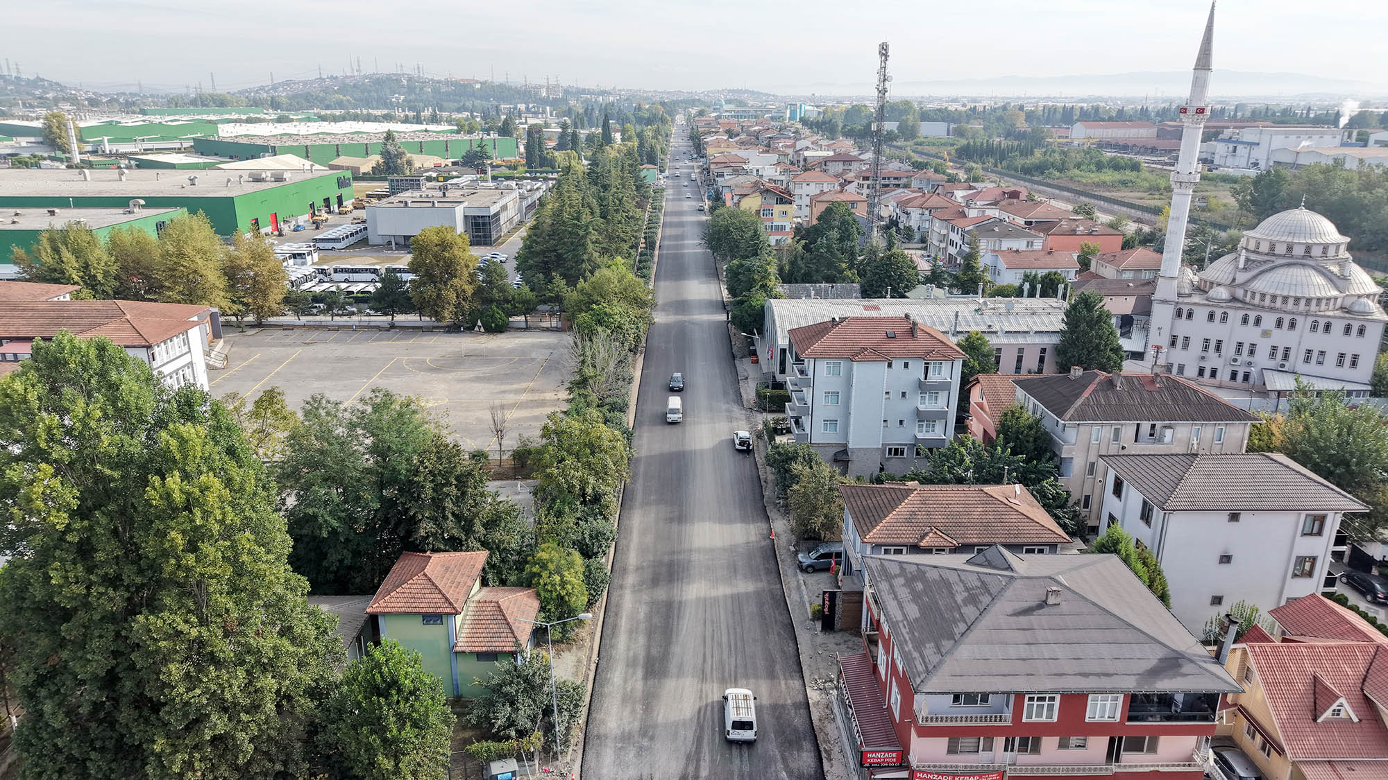 Arifiye Atatürk Caddesi’nde geceden sabaha uzanan asfalt mesaisi: Yepyeni bir görünüme kavuşuyor