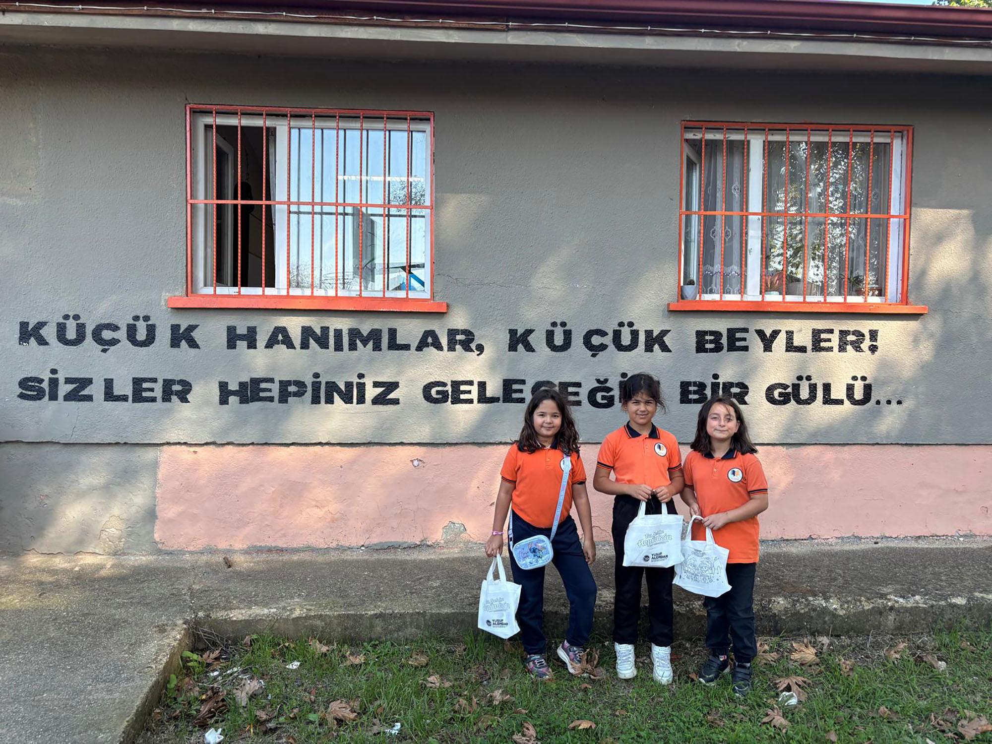 Büyükşehir kırsaldaki öğrencilerin okul heyecanına ortak oldu