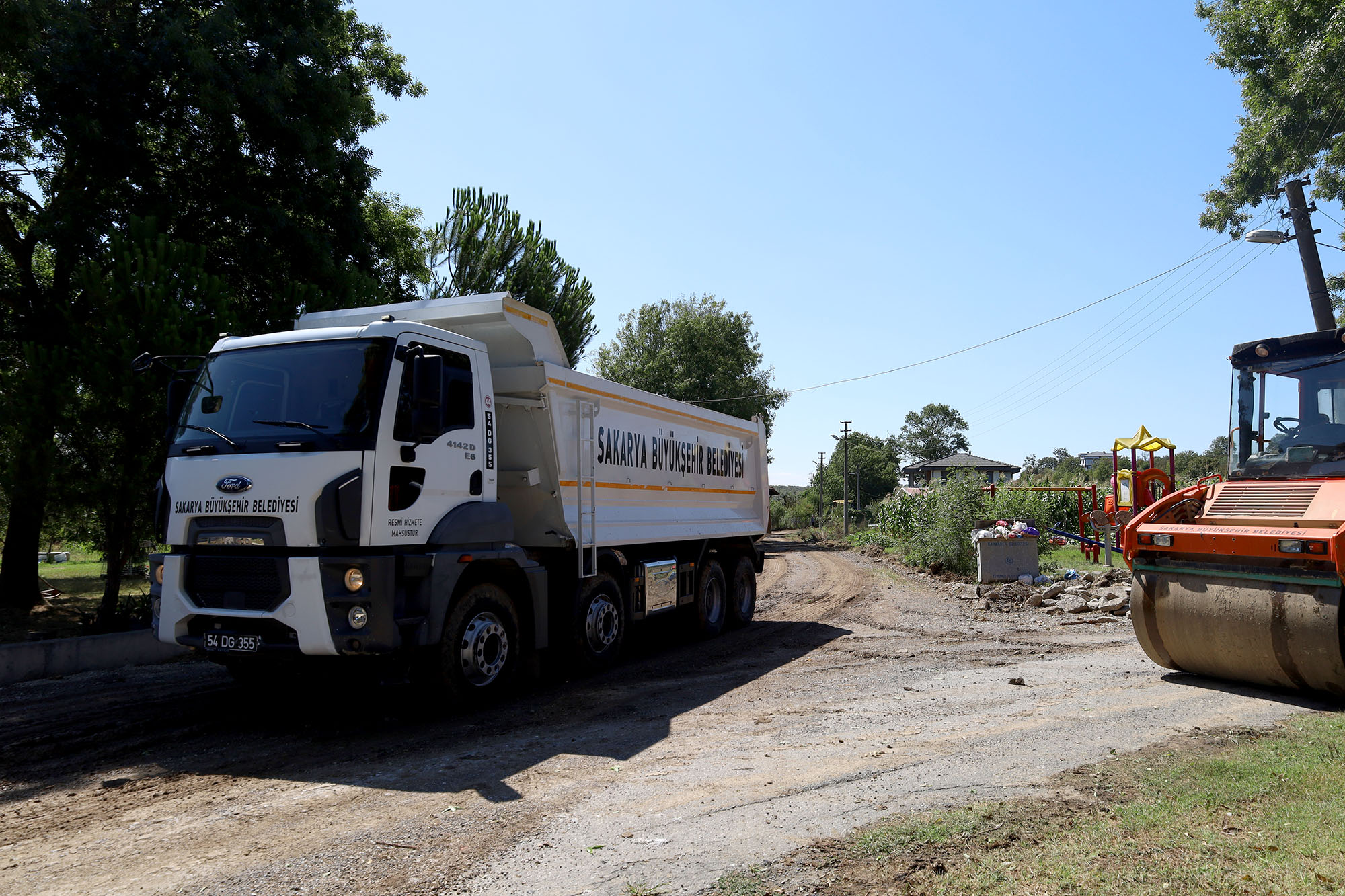 Büyükşehir, Kaynarca’yı sıcak asfalt konforuyla buluşturmaya devam ediyor