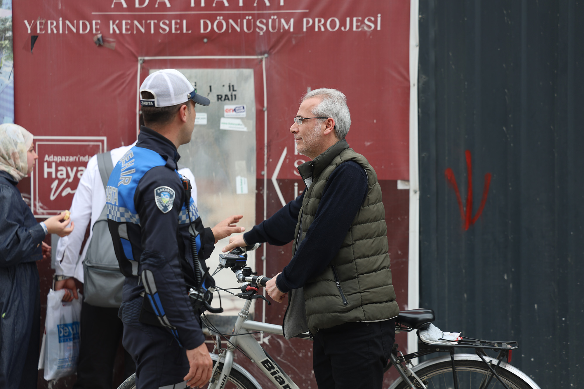 Büyükşehir Zabıtası’ndan vatandaşın huzuru için Çark’ta ve Uzunçarşı’da sıkı denetim