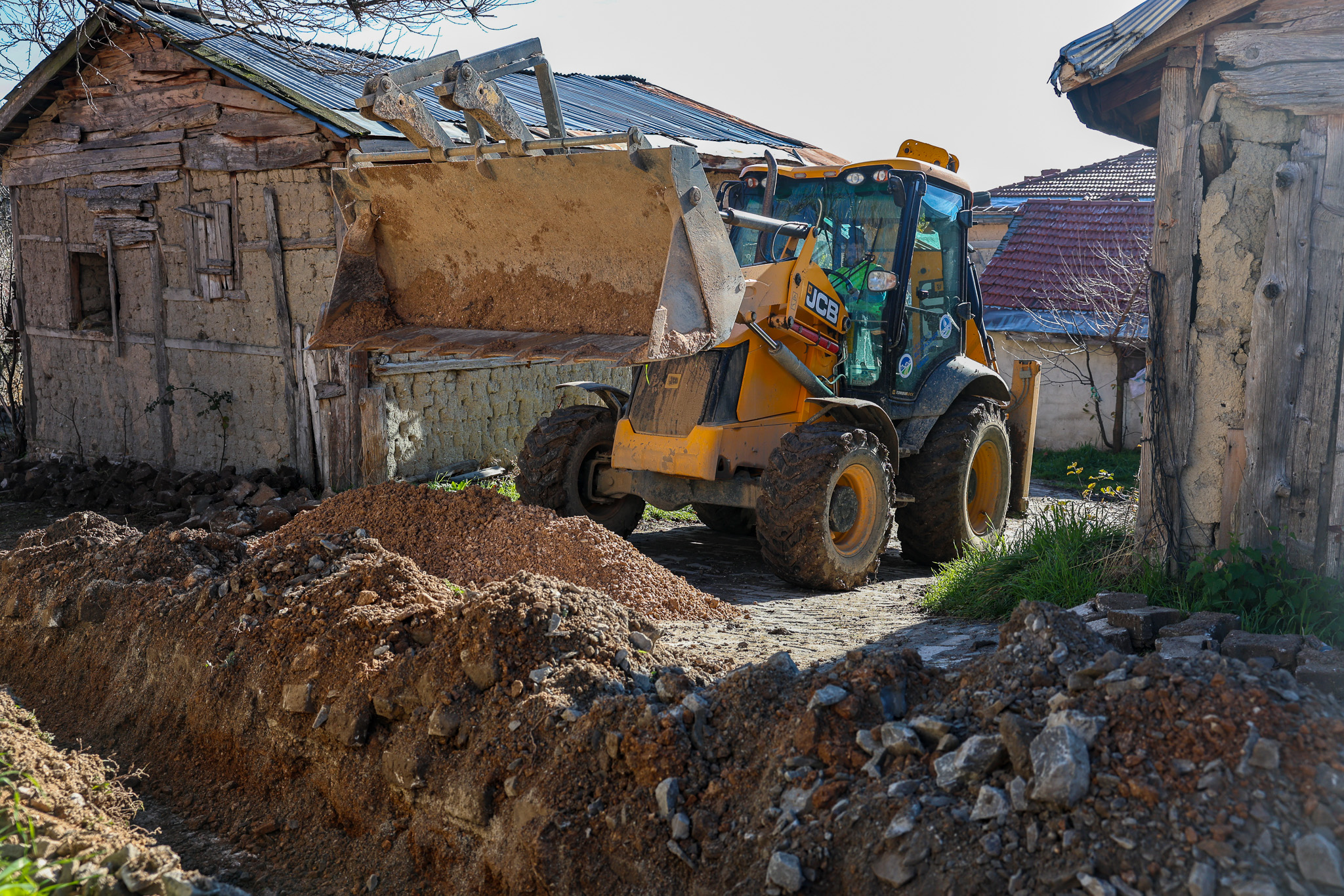 Merkeze 85 kilometre uzaklıktaki Taraklı Alballar’da altyapı dönüşümü başladı