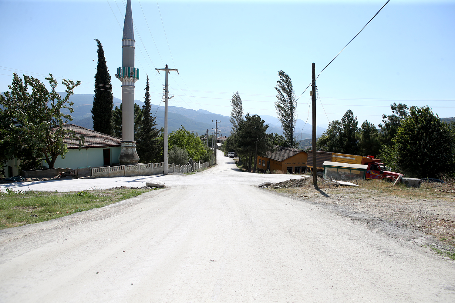Geyve’nin iki mahallesinde daha beton yol tamam