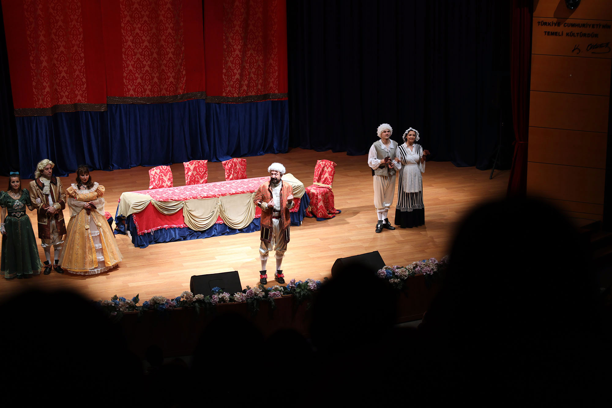 "Kibarlık Budalası" Sakarya’da sahnelendi, salonu dolduran izleyicilerden tam not aldı