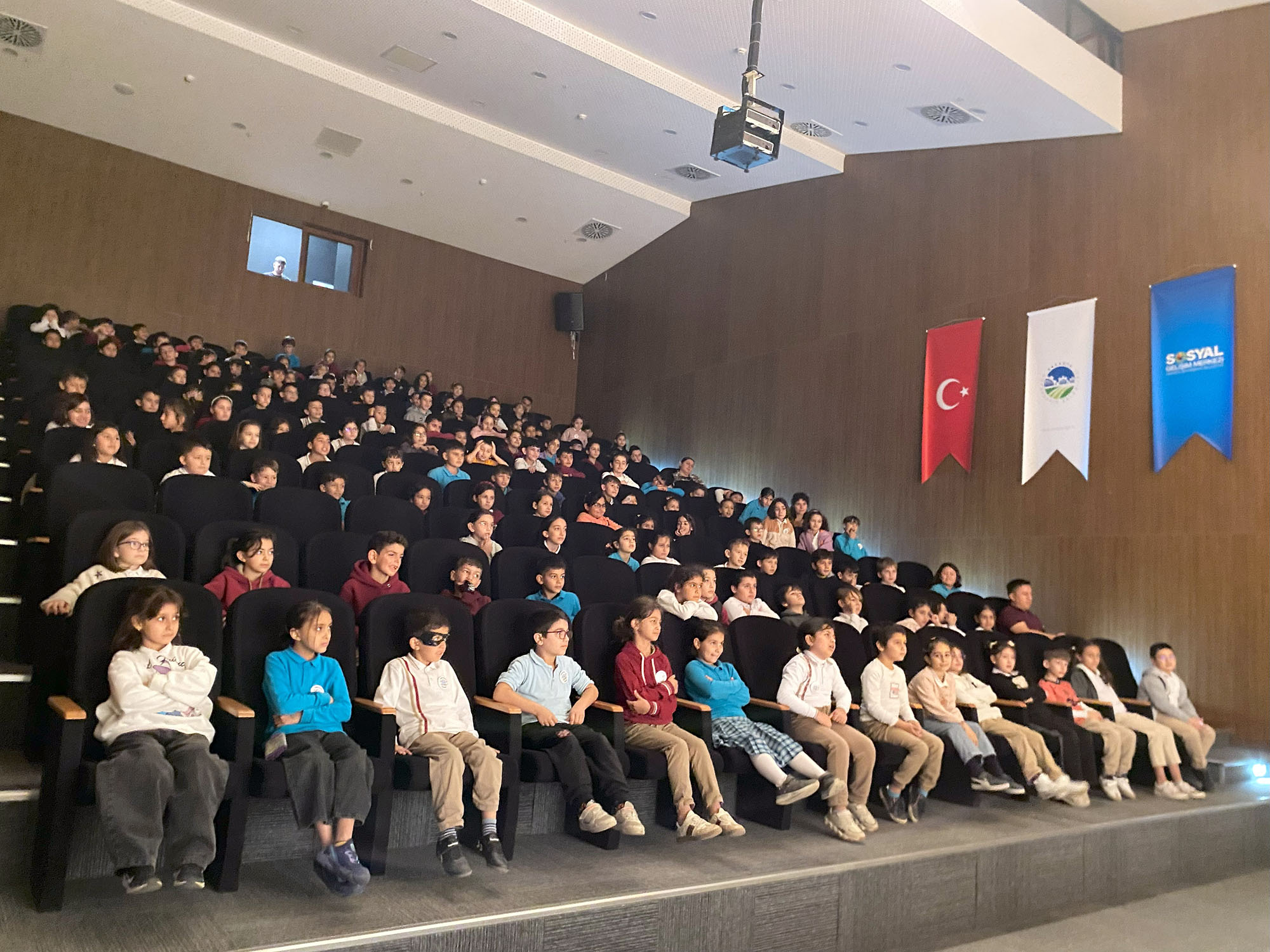 “Akça” çocuk tiyatrosu 16 ilçede miniklerle buluştu