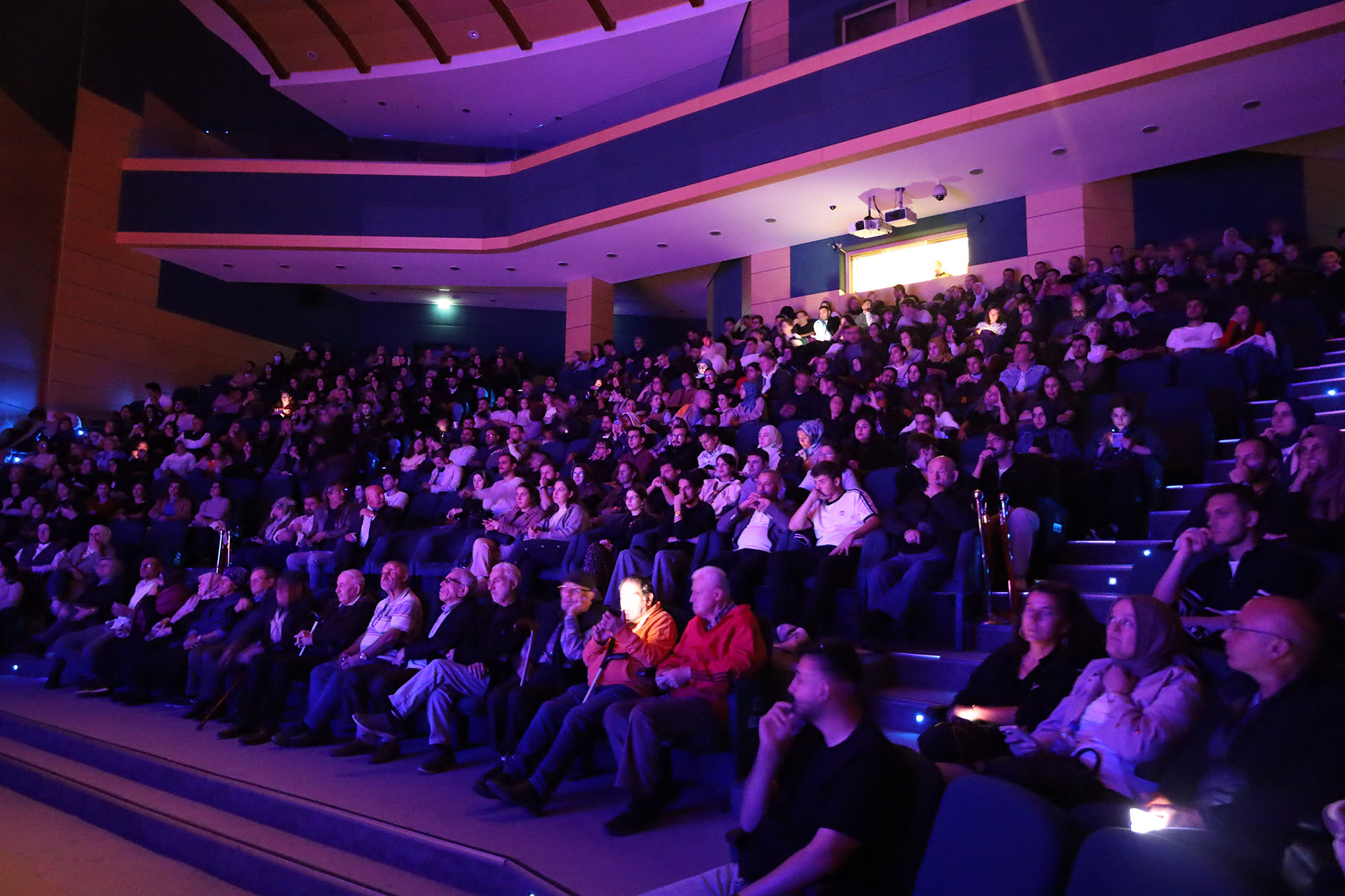 Deli İbram Divanı oyunu yoğun ilgiyle sahnelendi