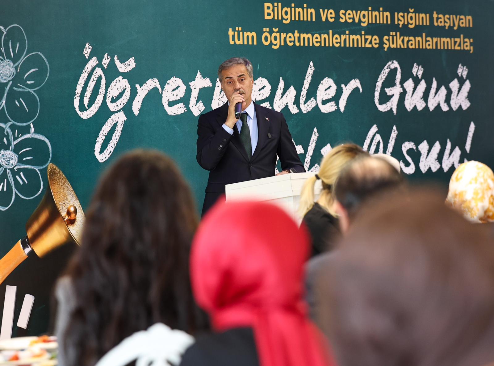 “Öğretmenlik hiçbir ölçüyle tarif edilmeyecek kadar yüce bir meslektir”