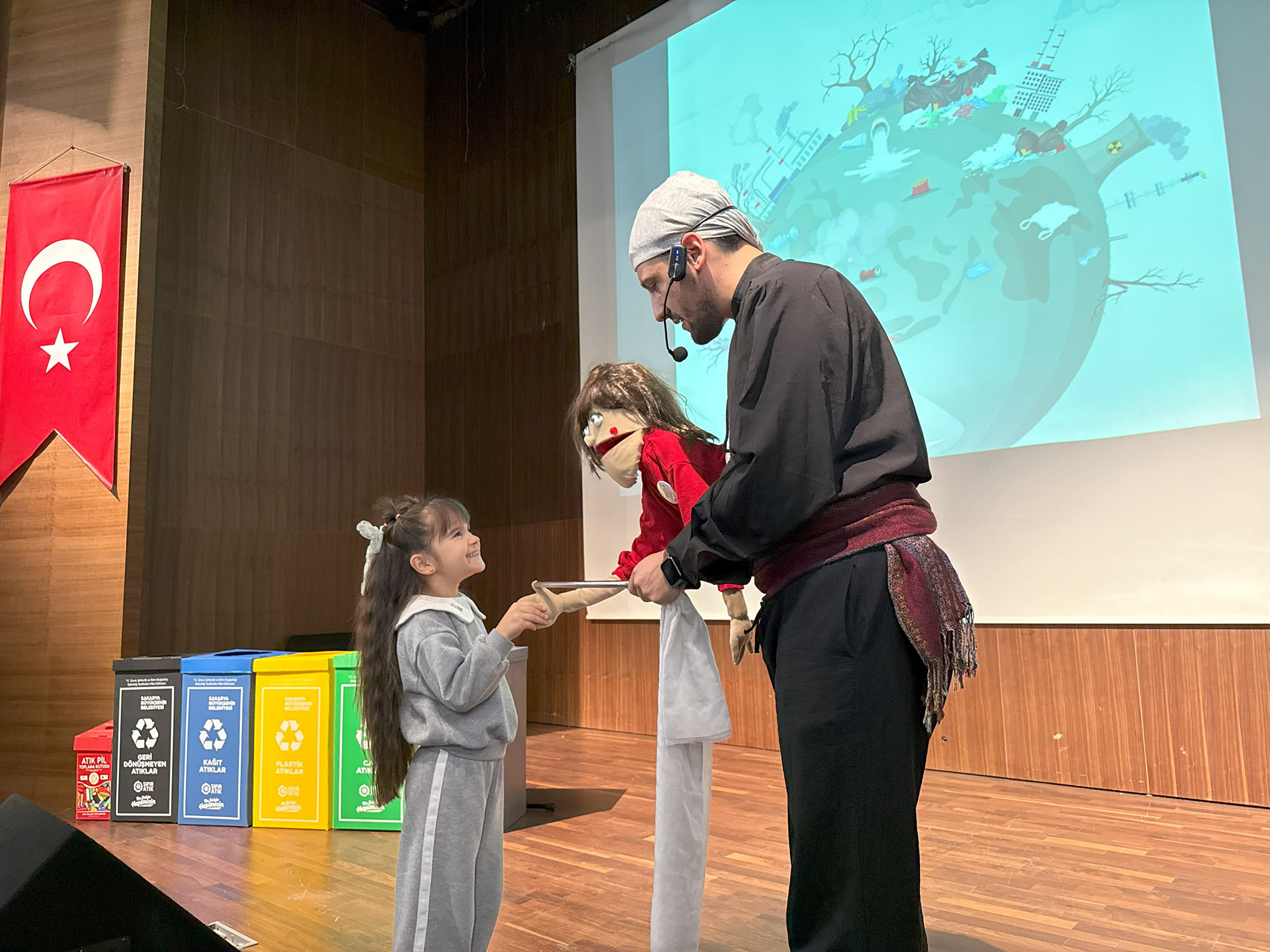 “Akça” çocuk tiyatrosu 16 ilçede miniklerle buluştu