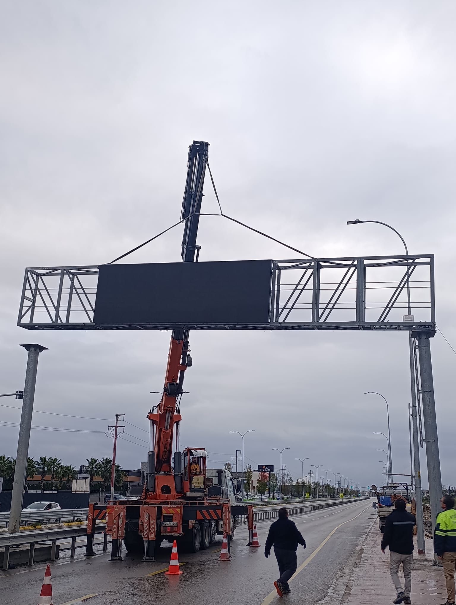 Sürücülere rehber olan dev ekran Karaman Yolu’nda farklı noktaya alındı