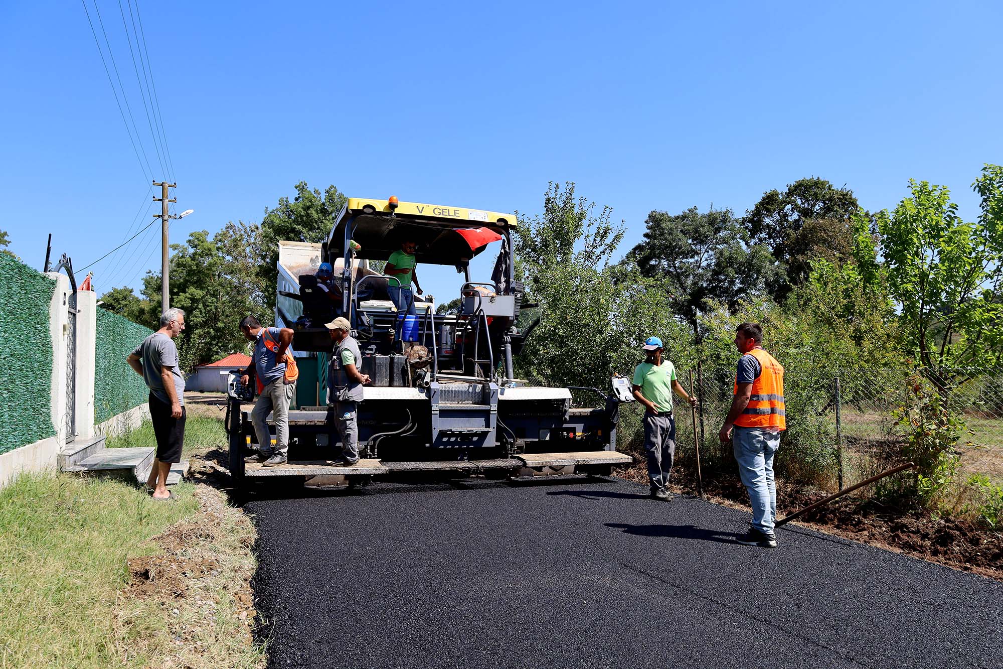Büyükşehir, Kaynarca’yı sıcak asfalt konforuyla buluşturmaya devam ediyor
