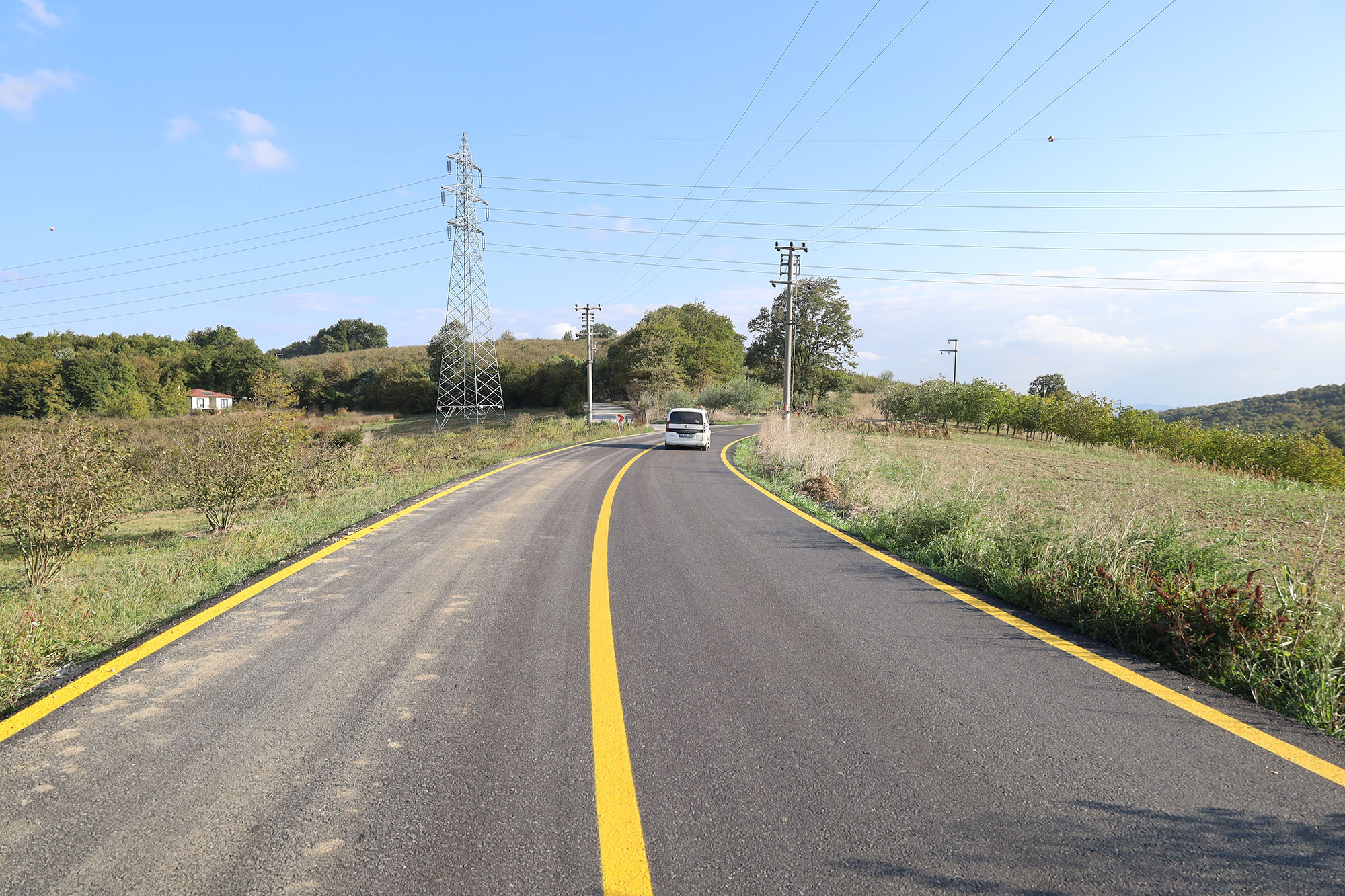 Söğütlü’de yenilenen grup yollarına vatandaşlardan tam not: “Modern bir hale kavuştu”